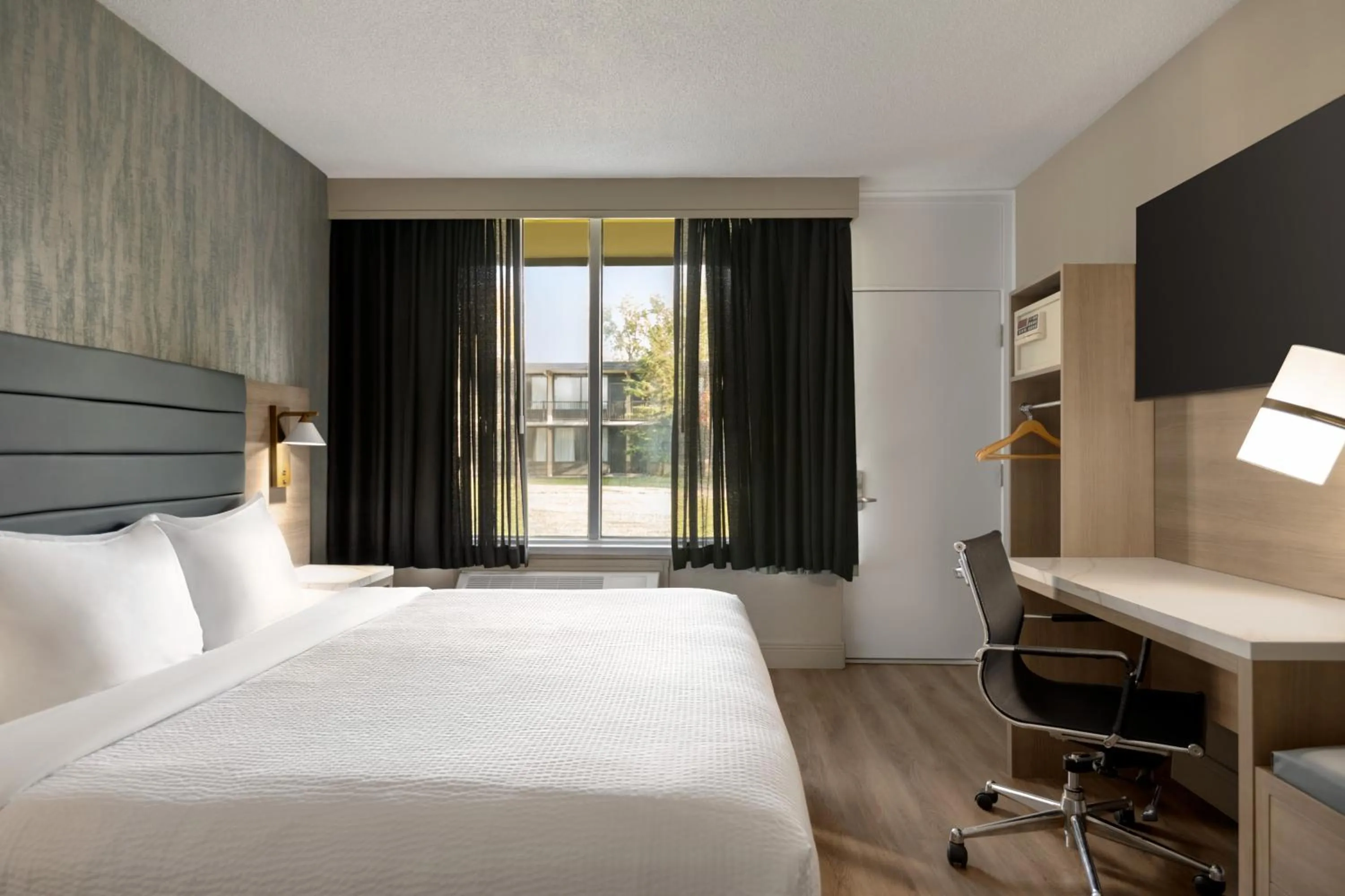 Bedroom, Bed in Radisson Hotel Montreal Airport