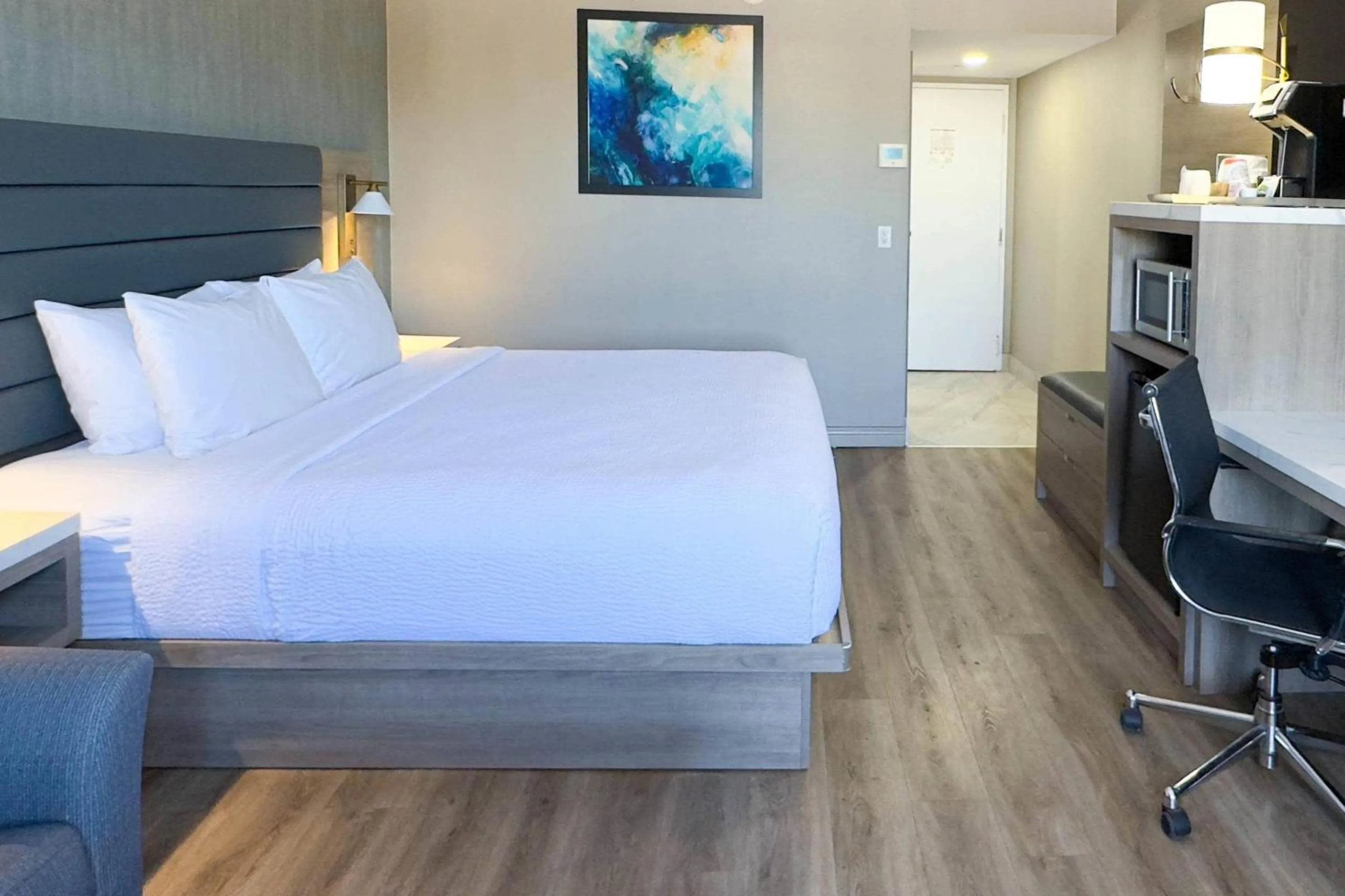 Bedroom, Bed in Radisson Hotel Montreal Airport