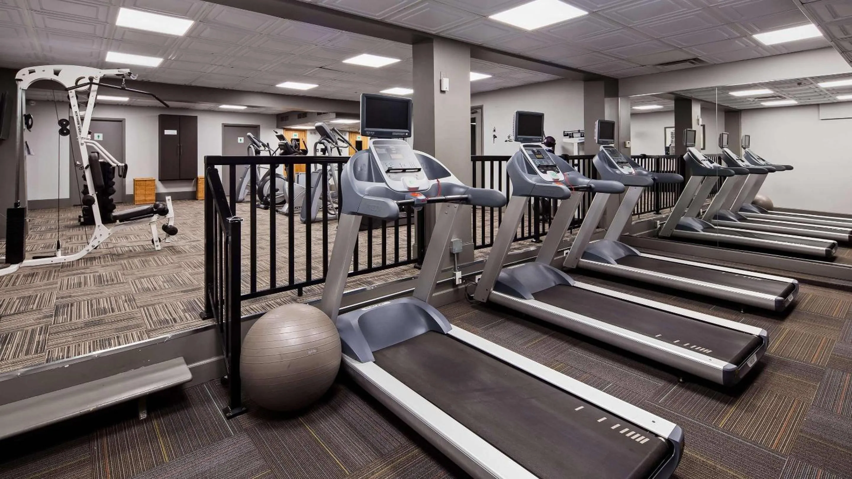 Fitness centre/facilities in Radisson Hotel Montreal Airport