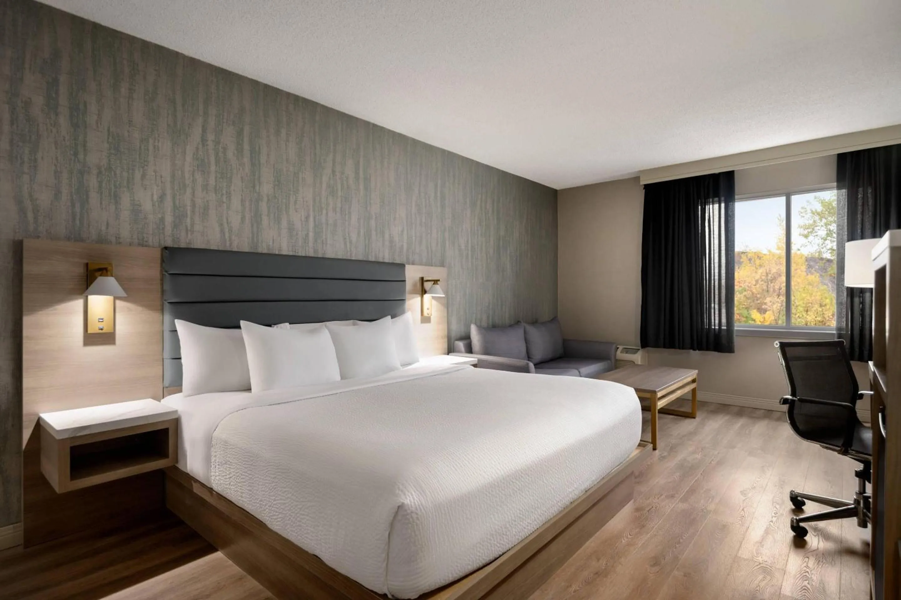 Bedroom, Bed in Radisson Hotel Montreal Airport