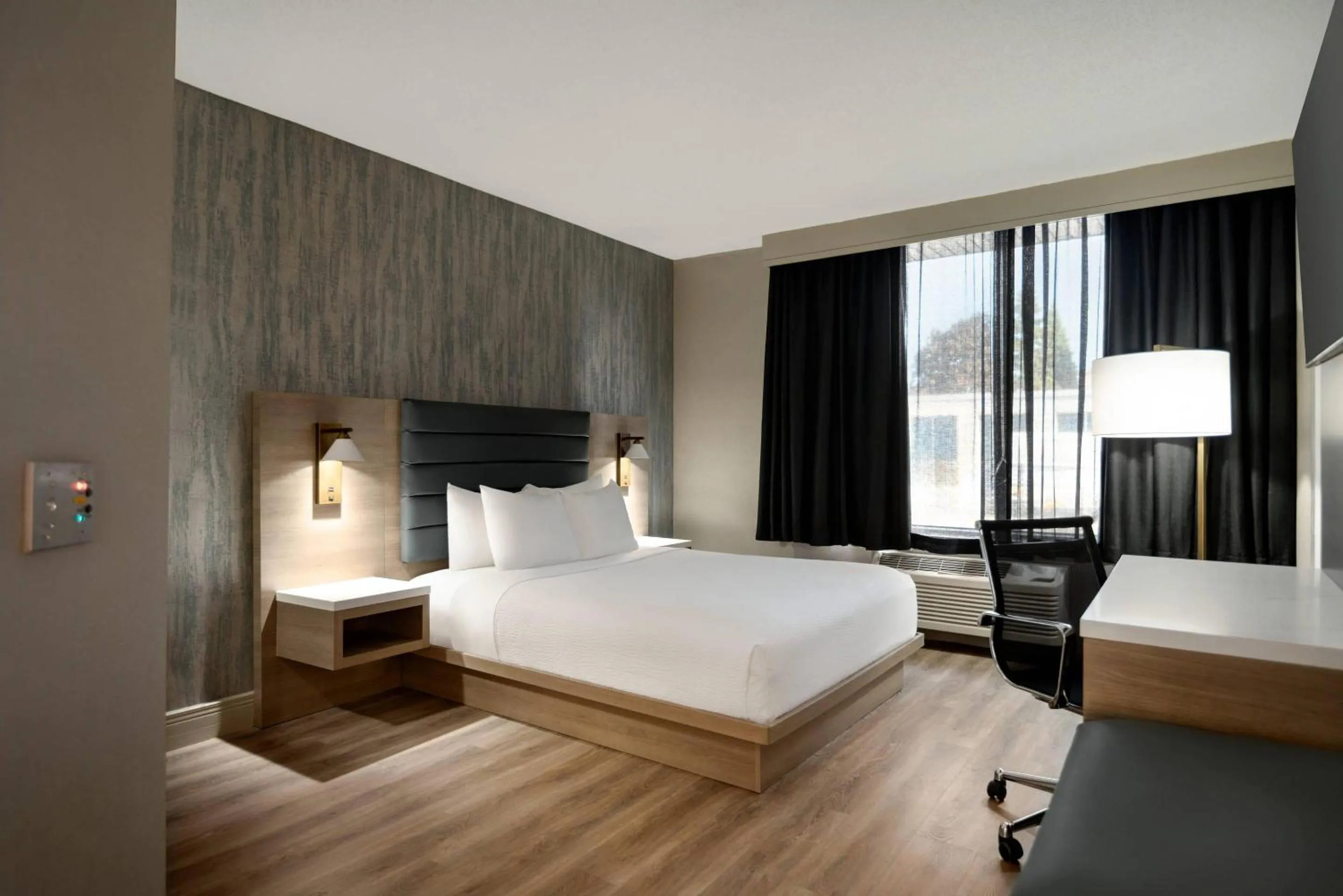 Bedroom, Bed in Radisson Hotel Montreal Airport