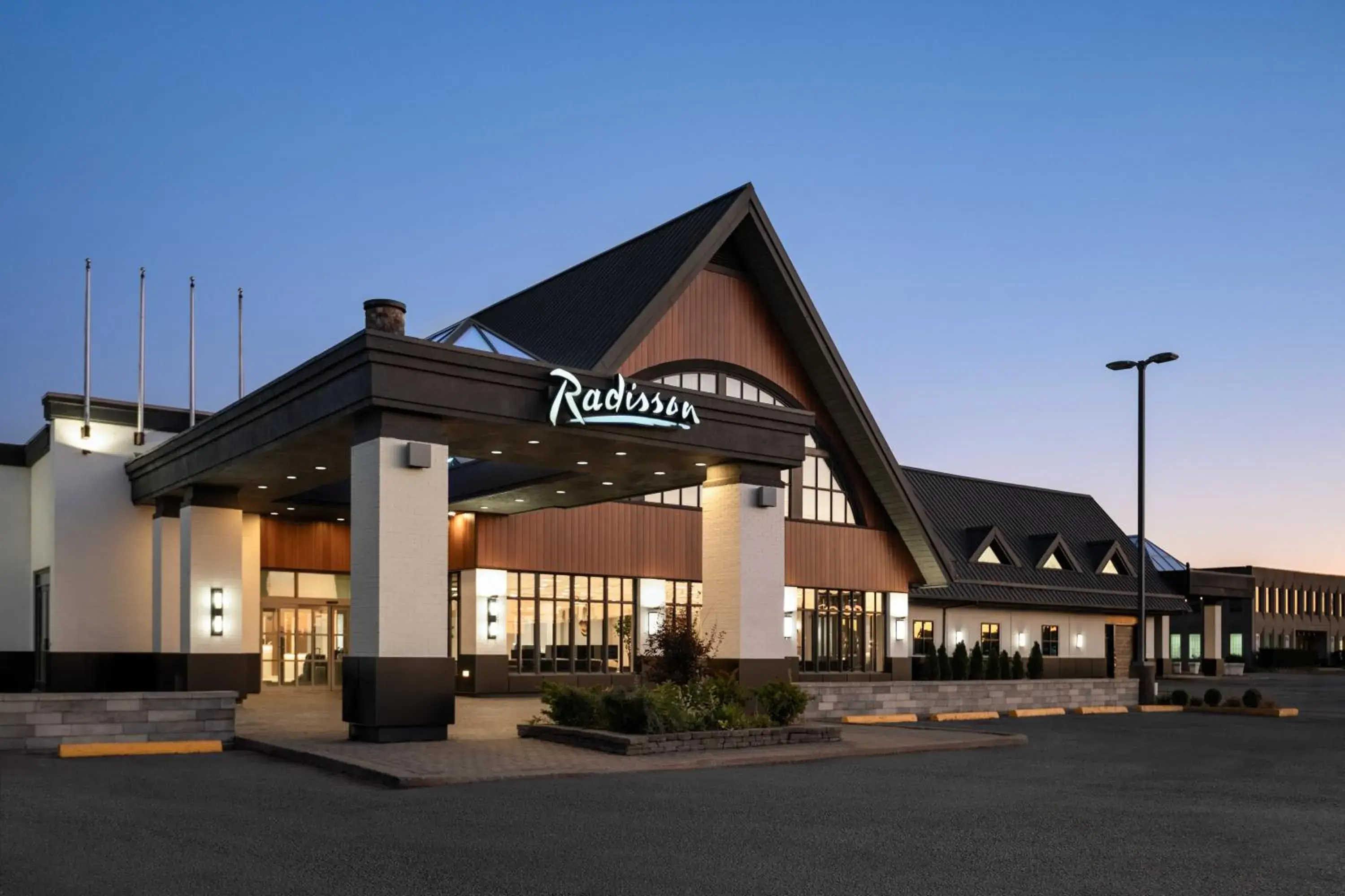 Property building in Radisson Hotel Montreal Airport Property building in Radisson Hotel Montreal Airport