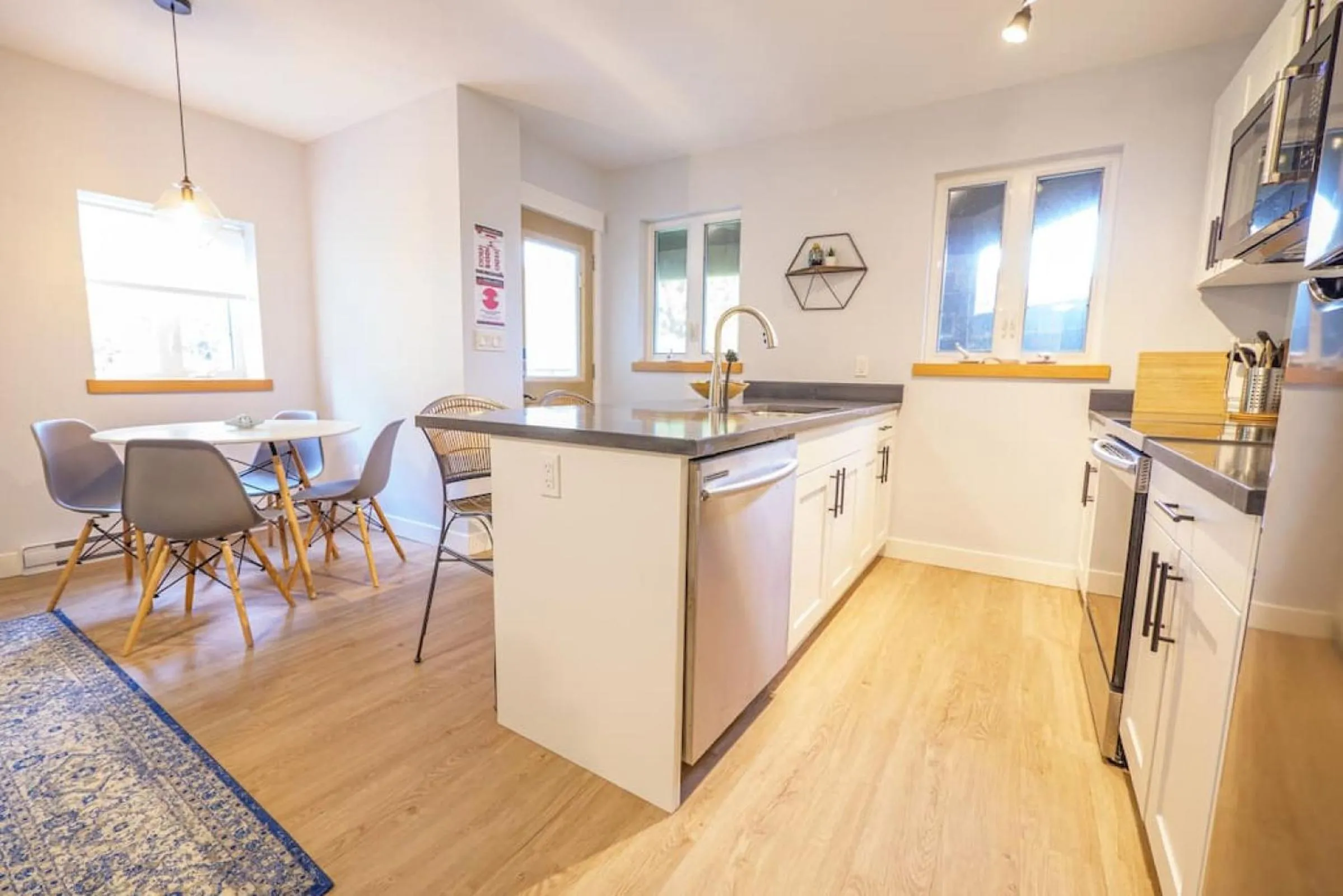 Kitchen or kitchenette in Storm Bay, Modern 1 Bed Suite and Chefs Kitchen