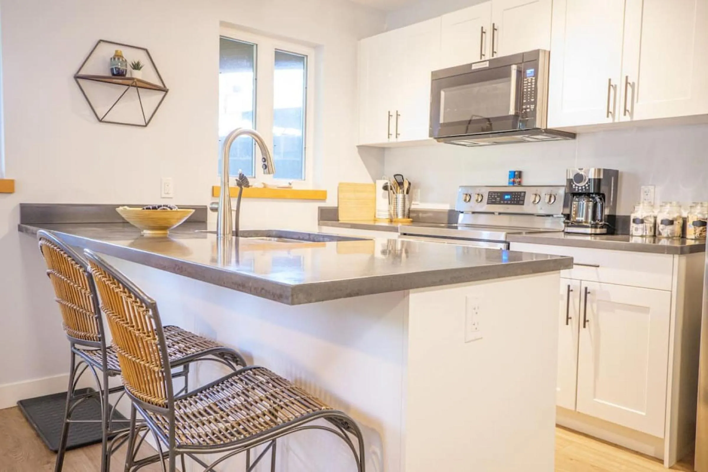 Kitchen or kitchenette in Storm Bay, Modern 1 Bed Suite and Chefs Kitchen