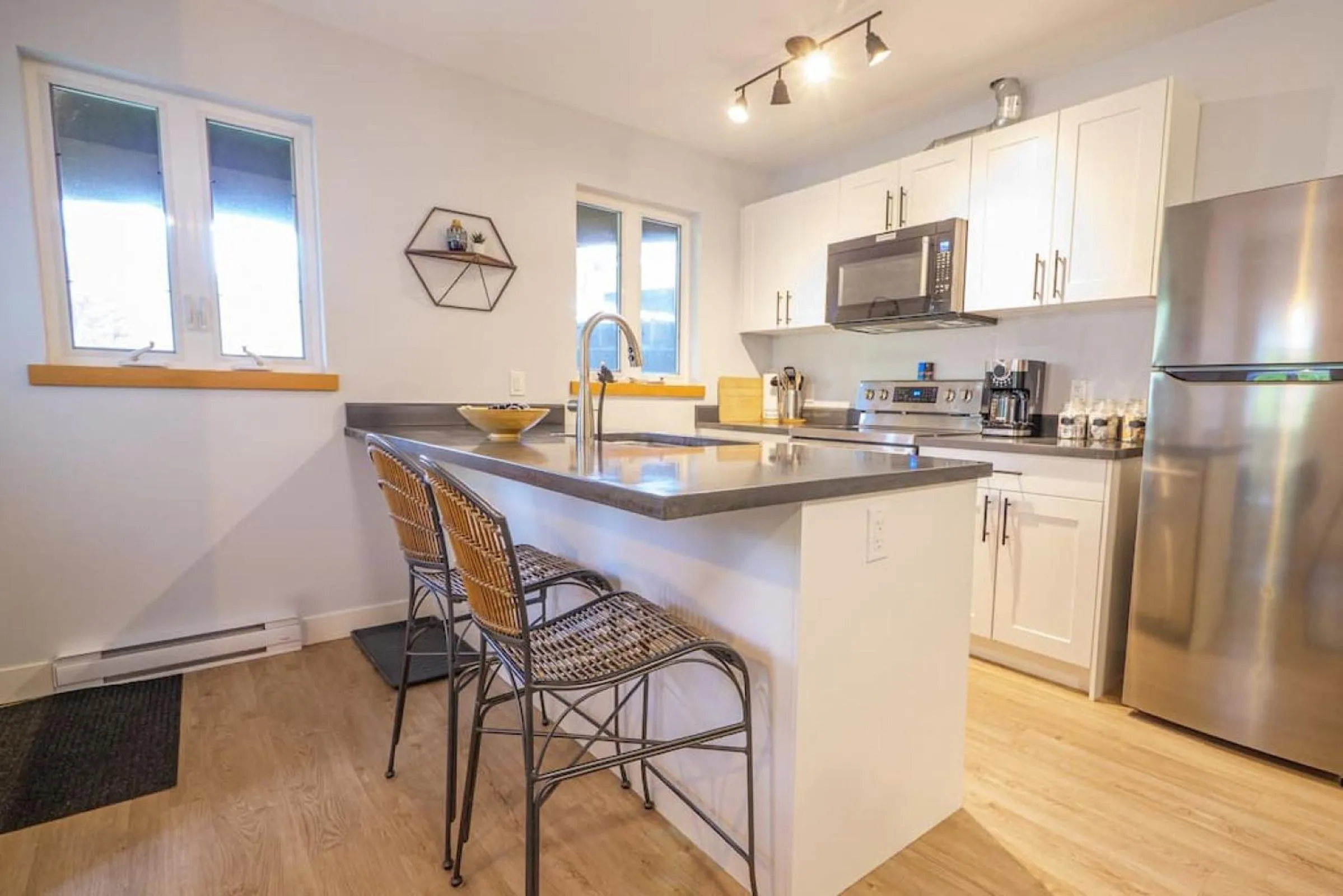 Kitchen or kitchenette in Storm Bay, Modern 1 Bed Suite and Chefs Kitchen