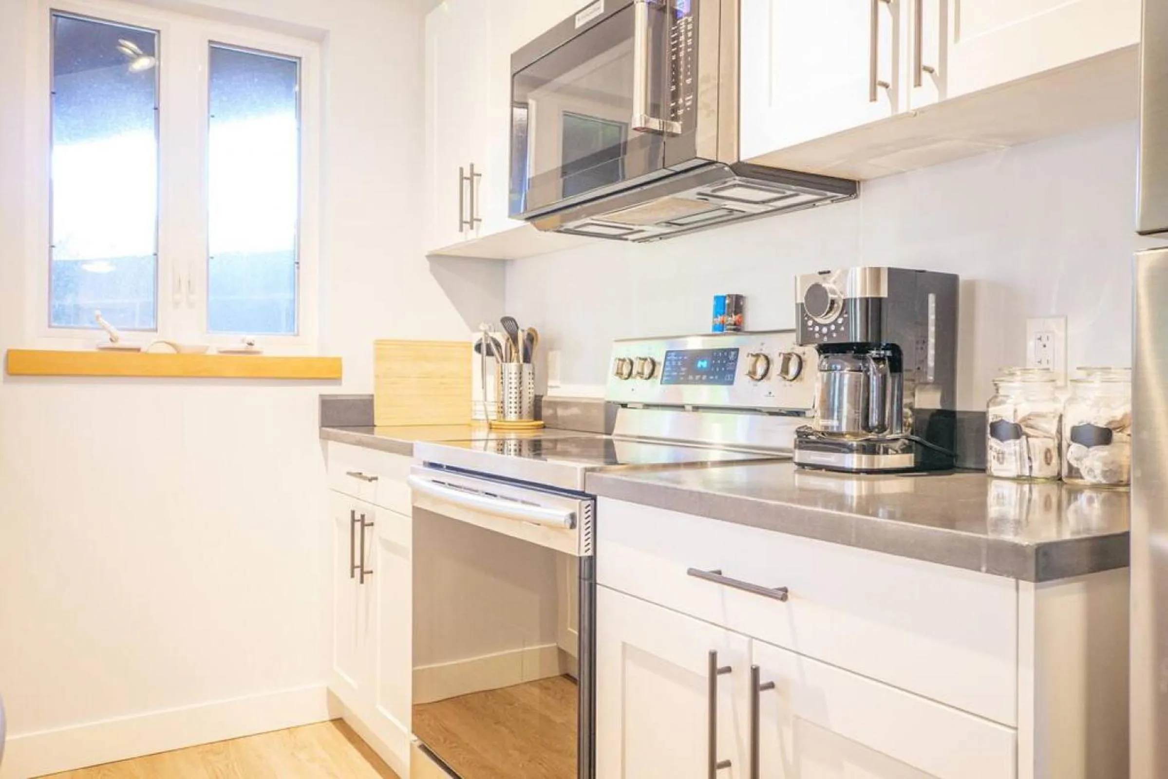 Kitchen or kitchenette in Storm Bay, Modern 1 Bed Suite and Chefs Kitchen