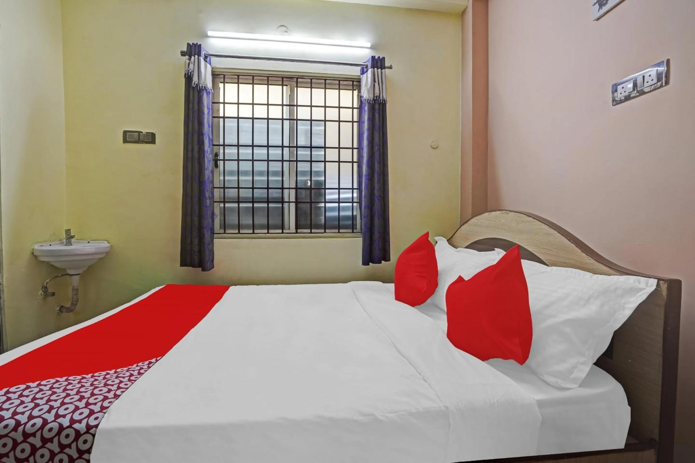 Bedroom, Bed in Hotel O T.Nagar