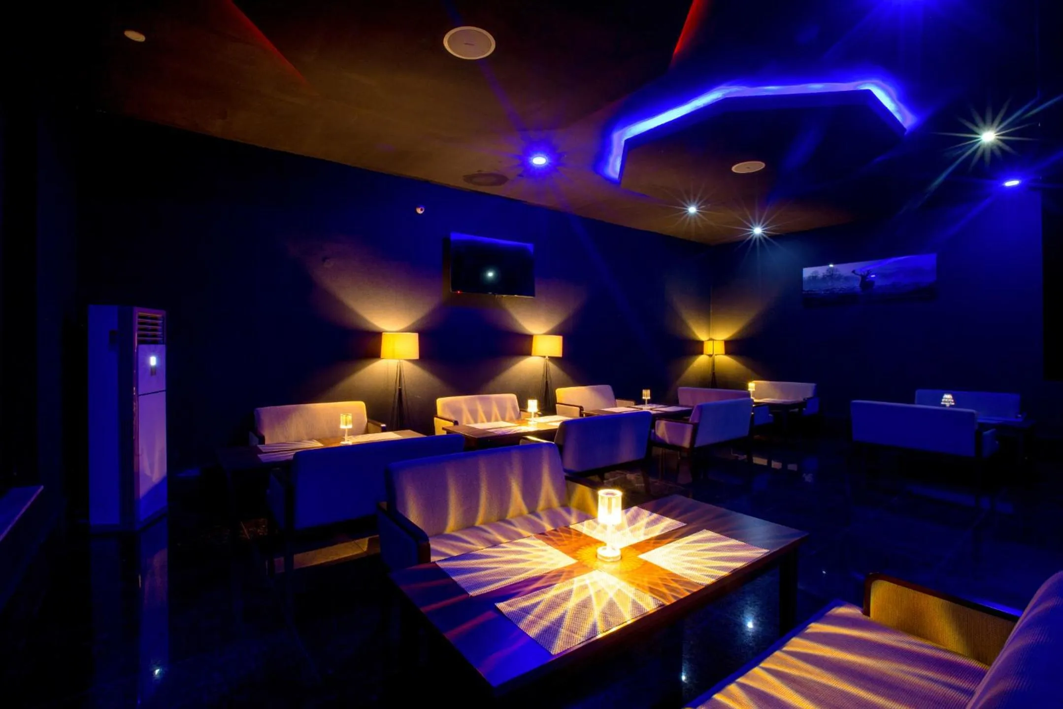 Lounge or bar in JOHNWOOD HOTEL by Bolton