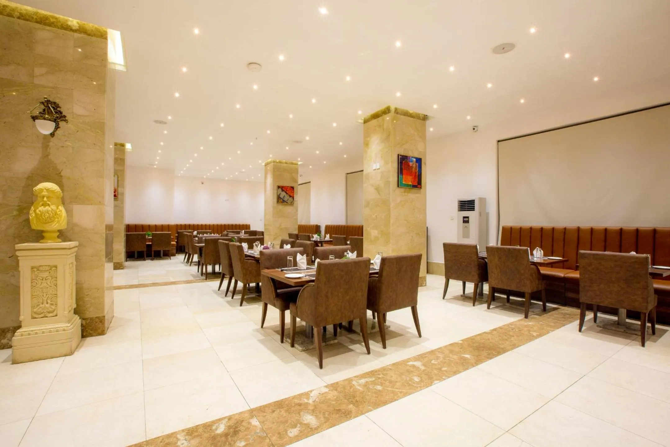 Restaurant/places to eat in JOHNWOOD HOTEL by Bolton