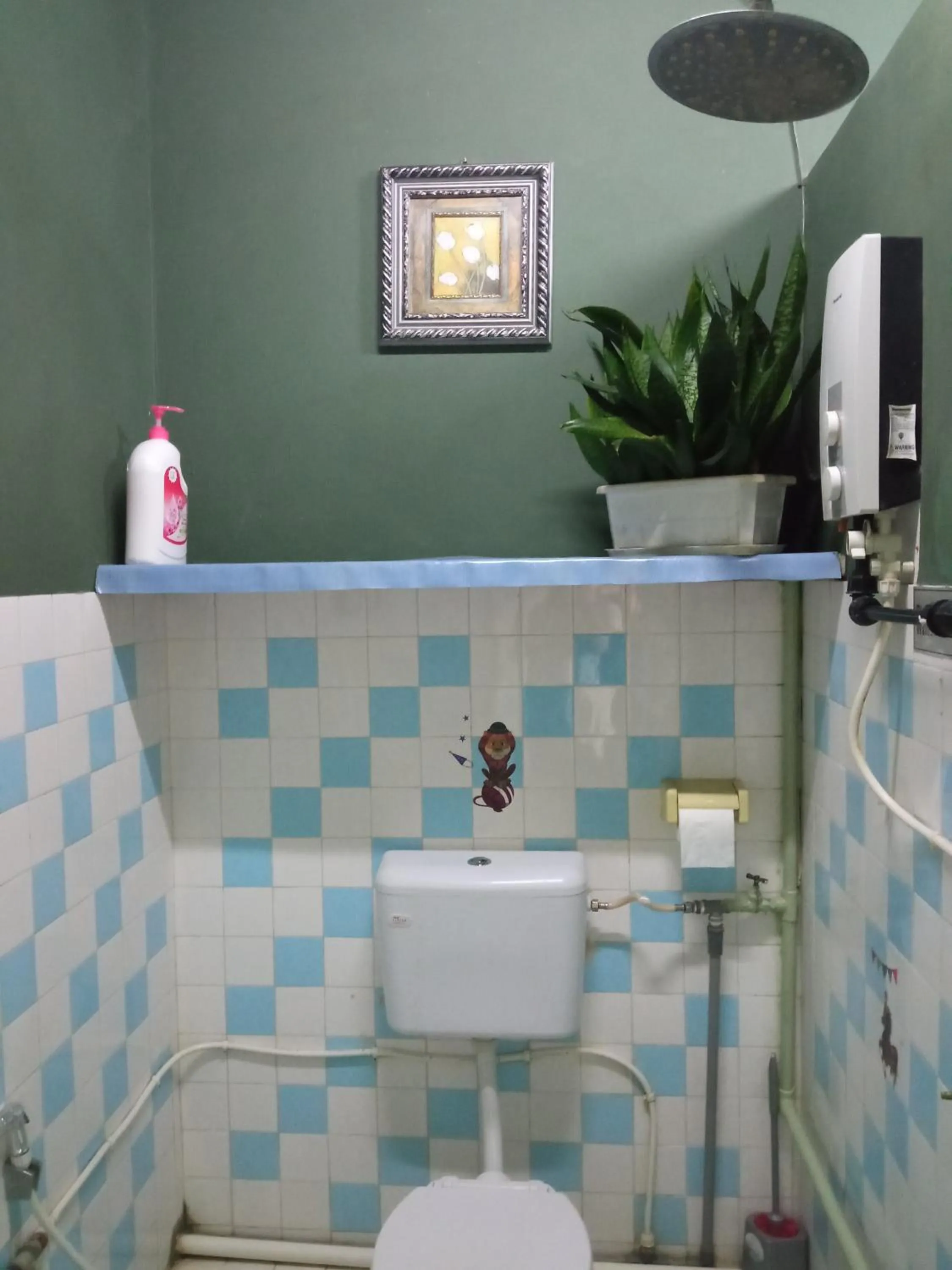Toilet in Marco Polo Guest House