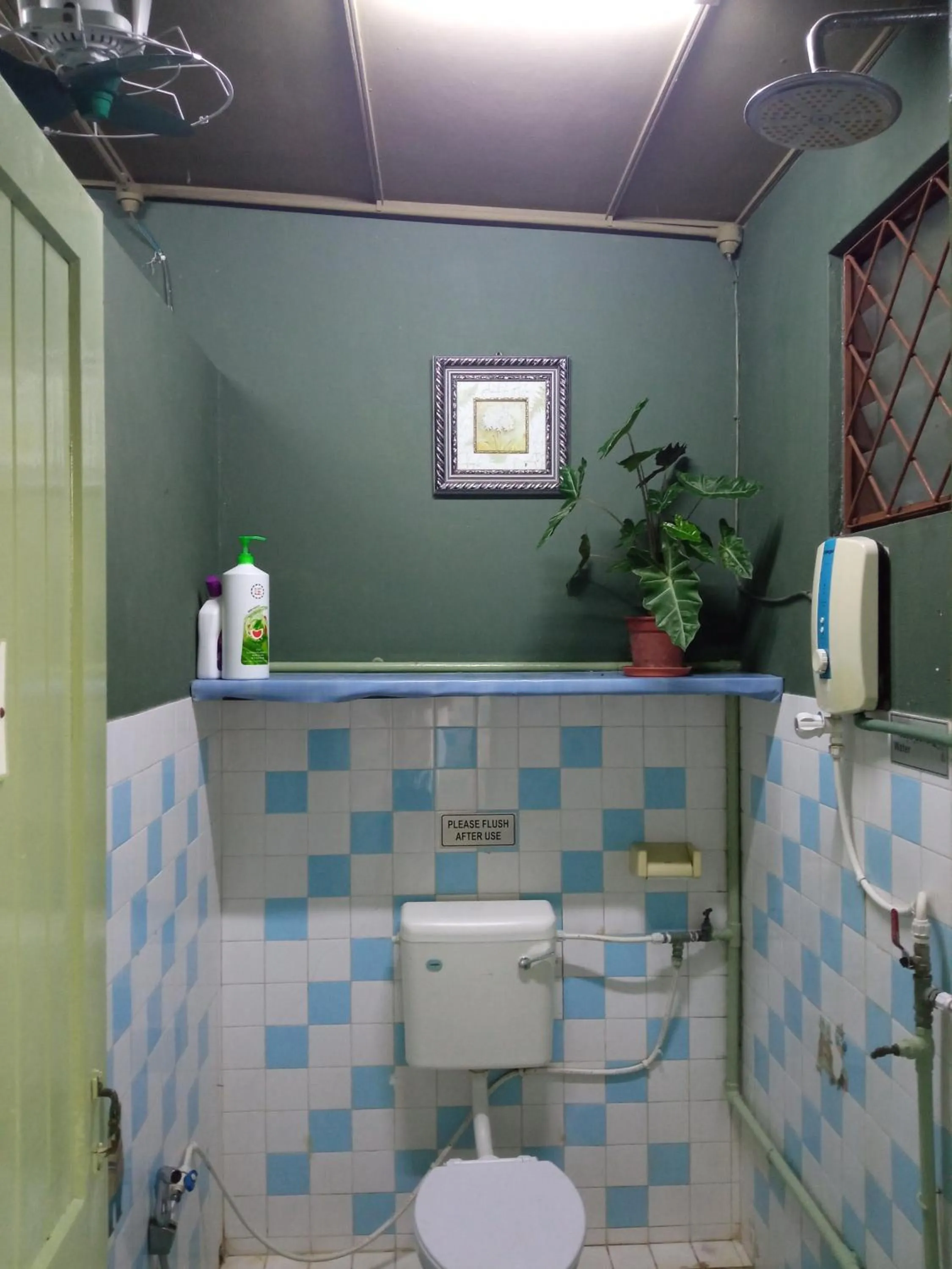Toilet in Marco Polo Guest House