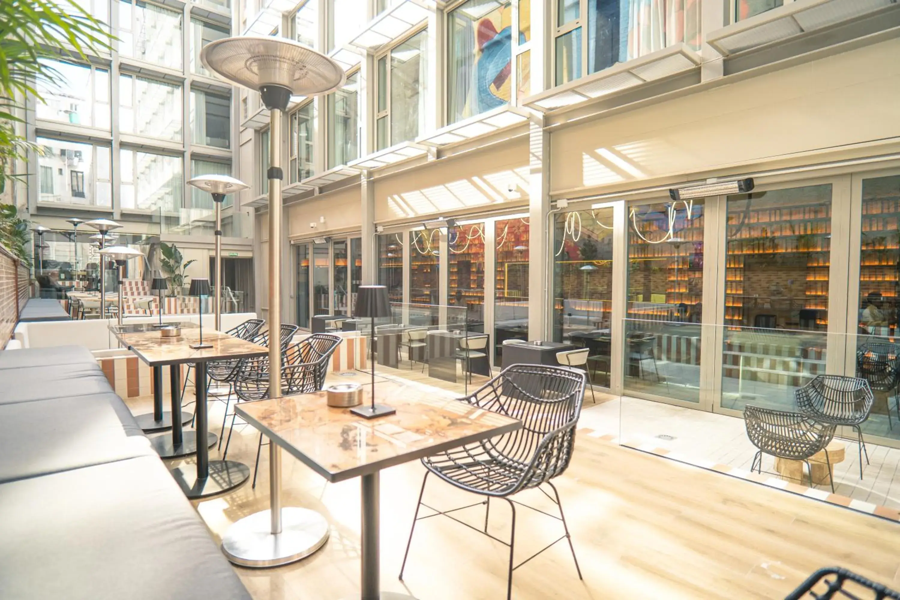 Restaurant/places to eat in Akeah Hotel Gran Vía Restaurant/places to eat in Akeah Hotel Gran Vía