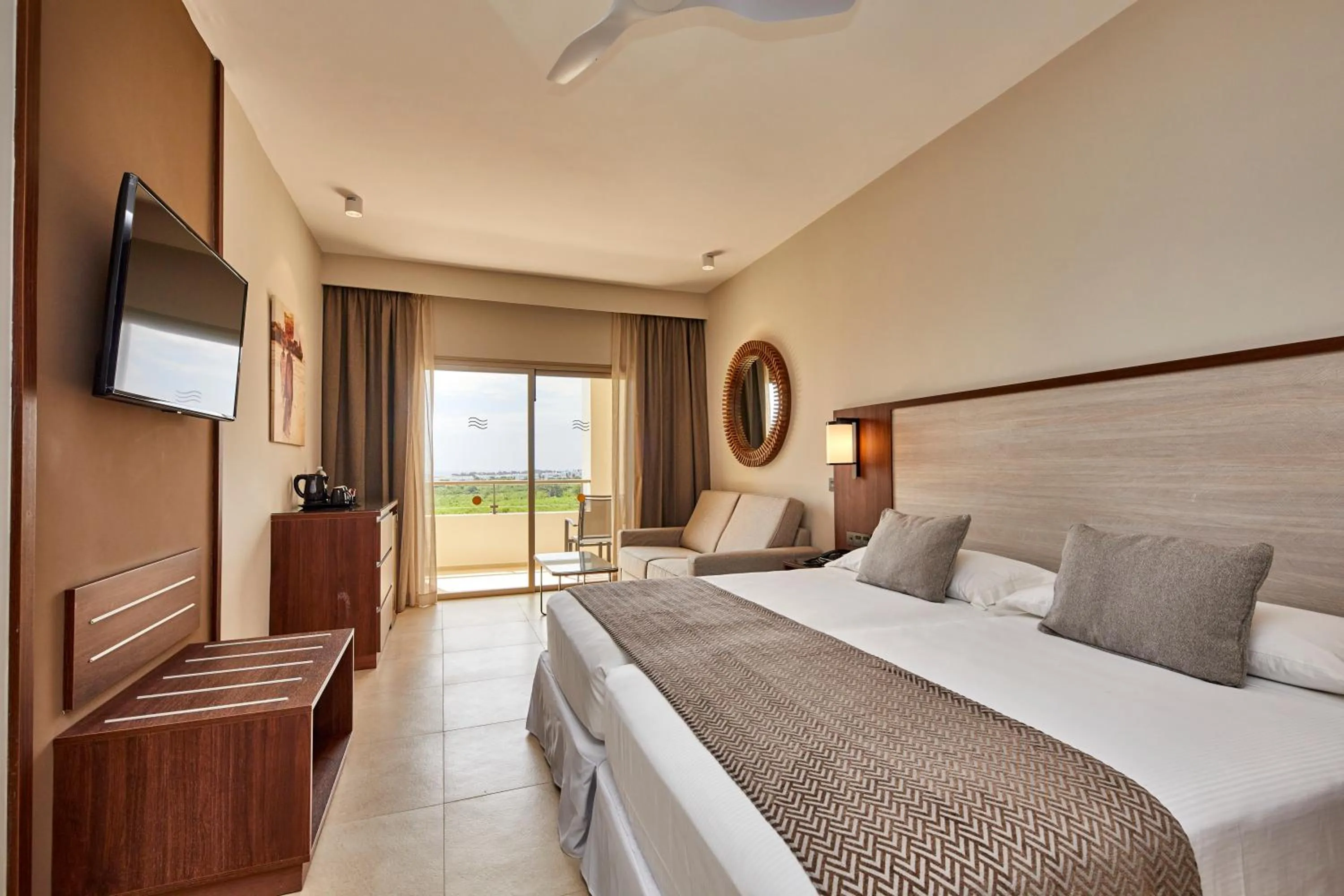 Bedroom, Bed in Hotel Riu Jambo - All Inclusive