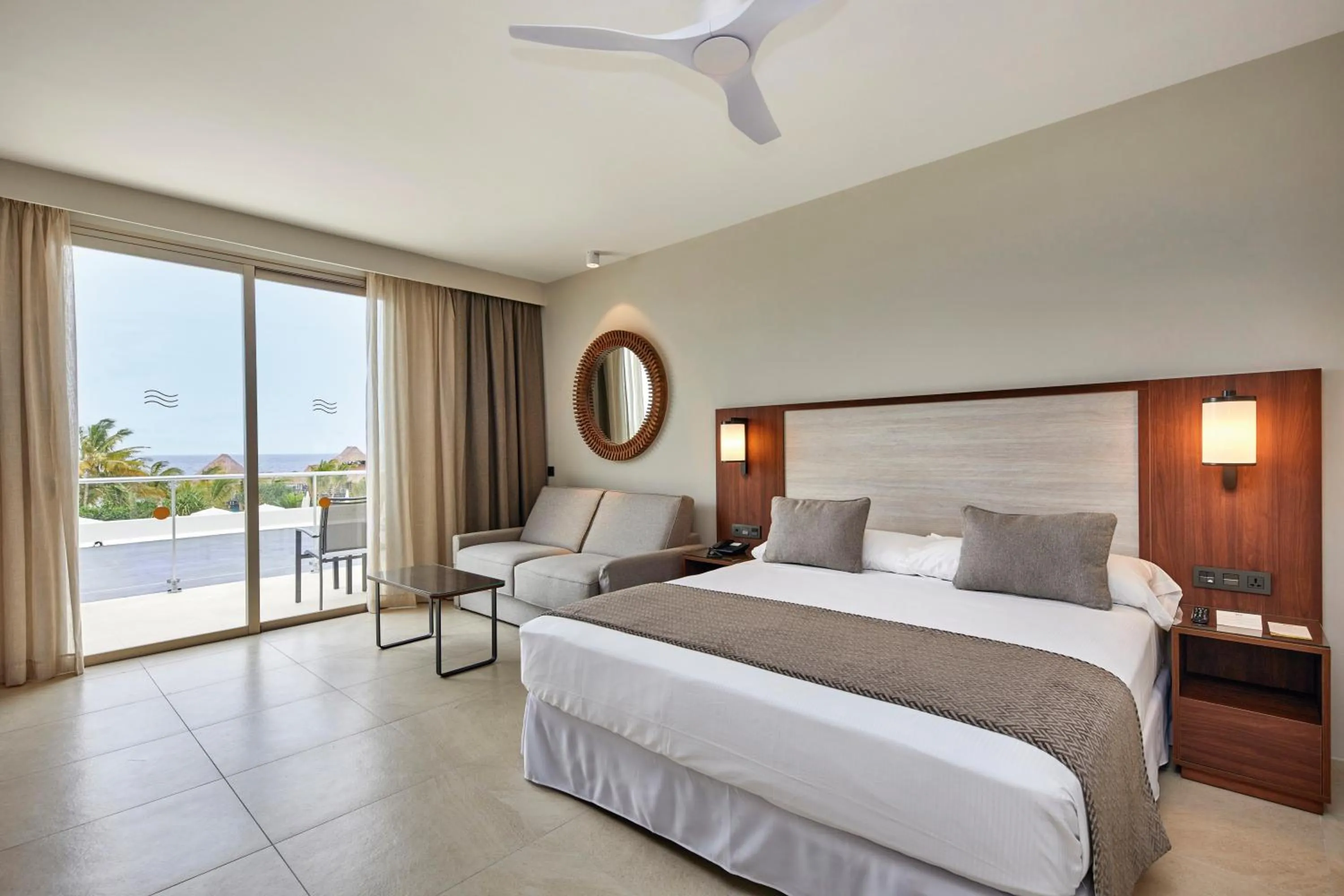 Bedroom, Bed in Hotel Riu Jambo - All Inclusive