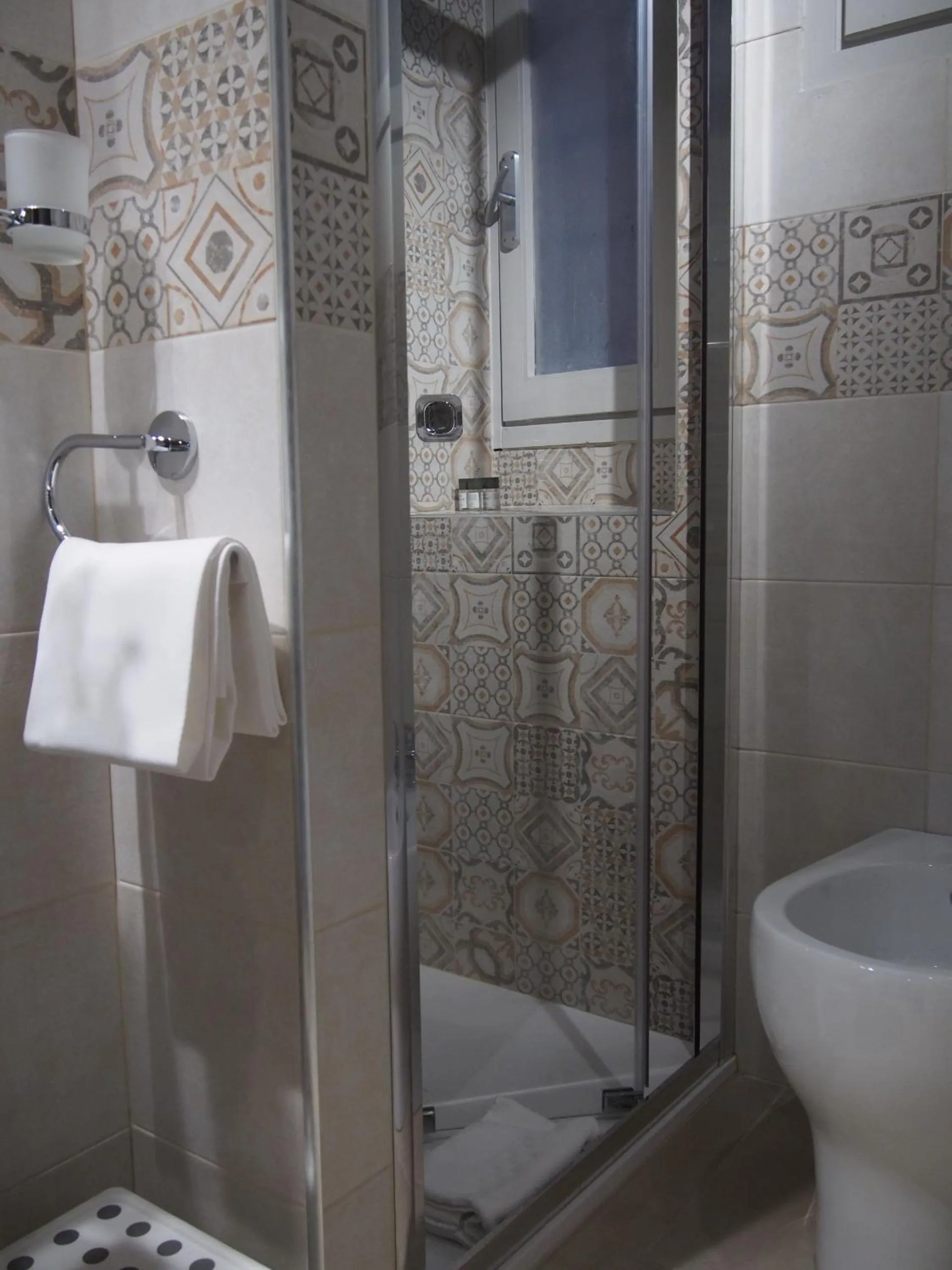 Shower in Hotel Santa Croce