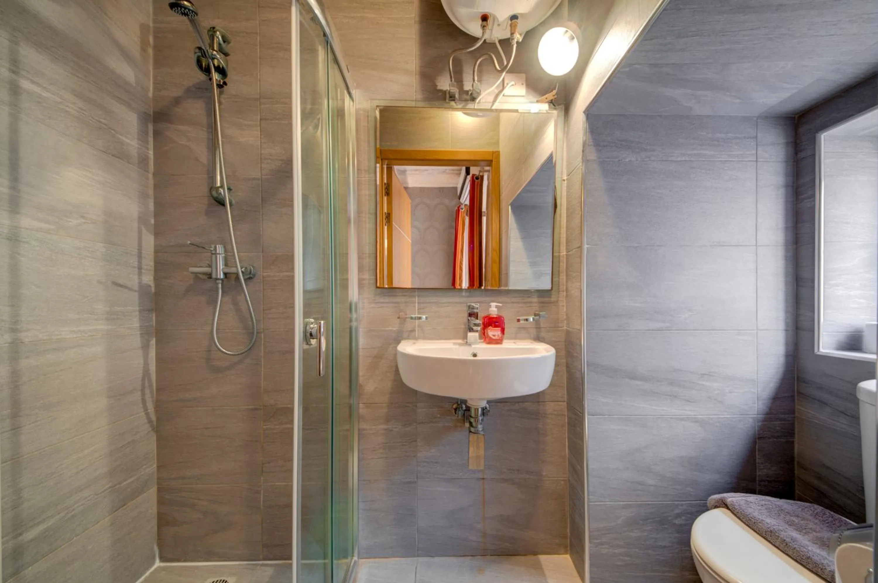 Shower in Tritoni Harbour suites - Valletta
