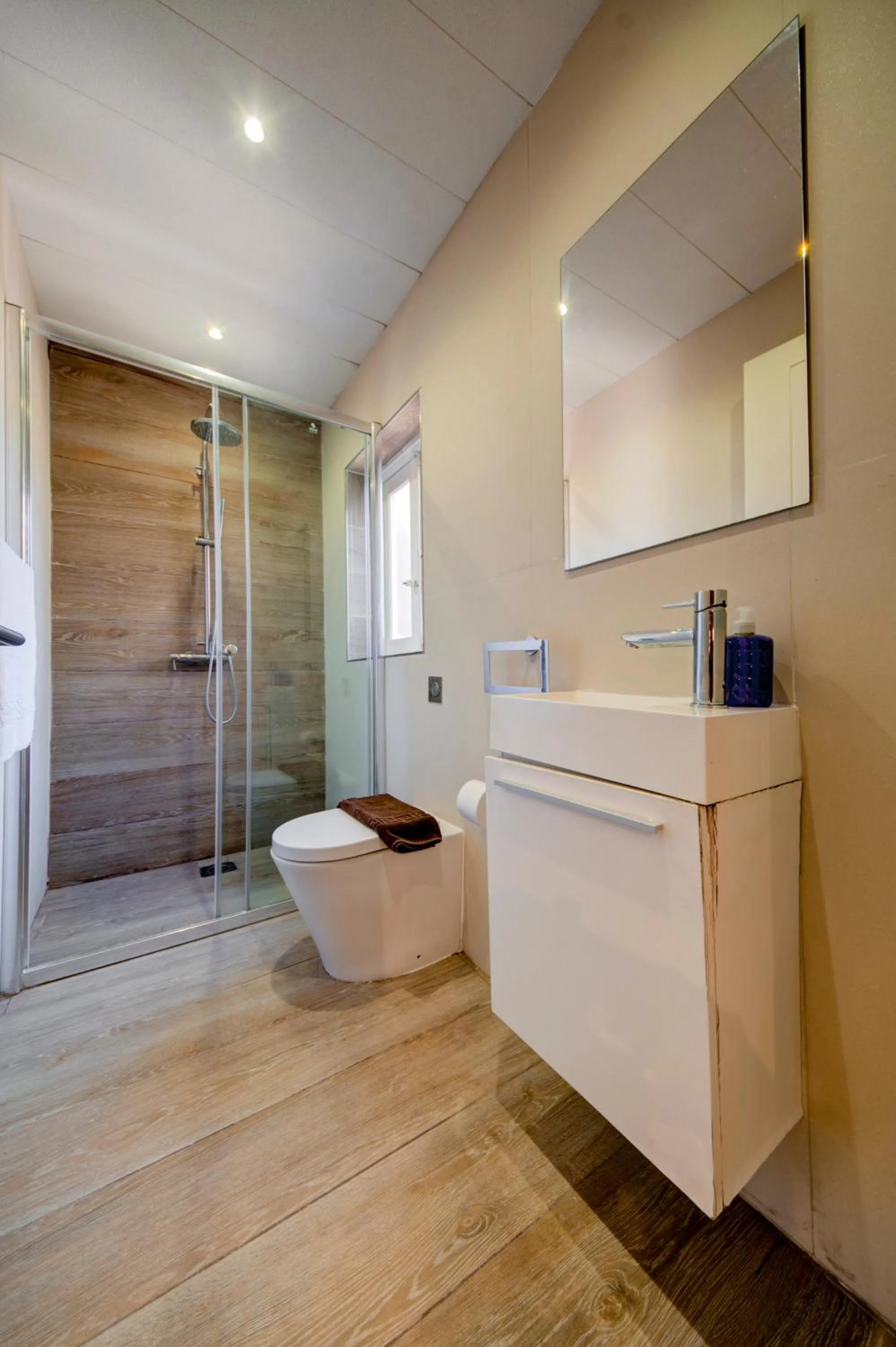 Shower in Tritoni Harbour suites - Valletta