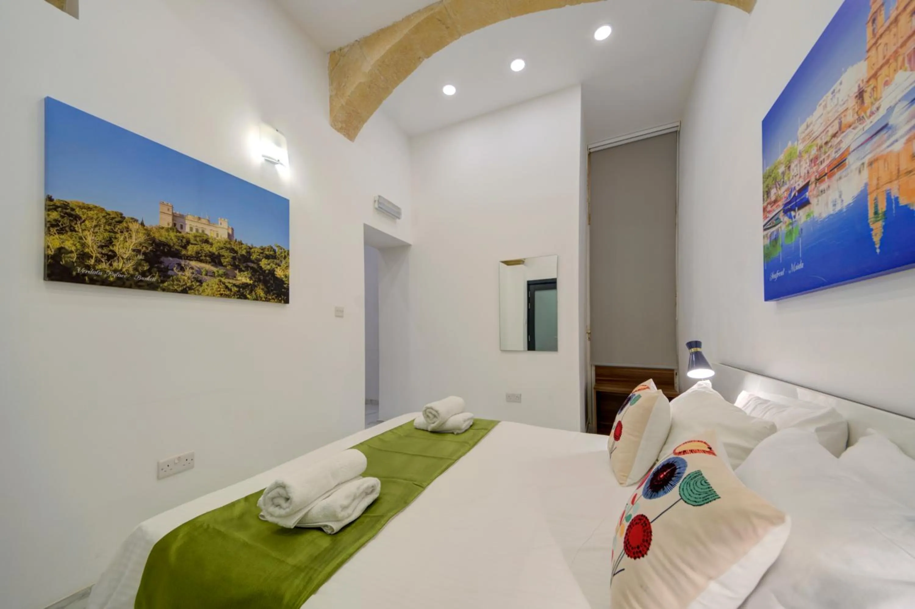 Bed in Tritoni Harbour suites - Valletta
