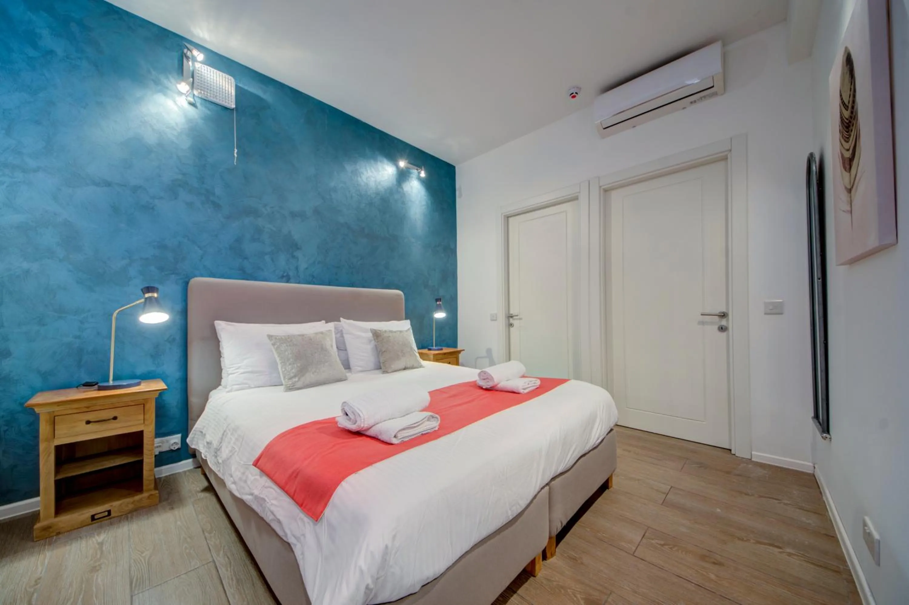 Bed in Tritoni Harbour suites - Valletta