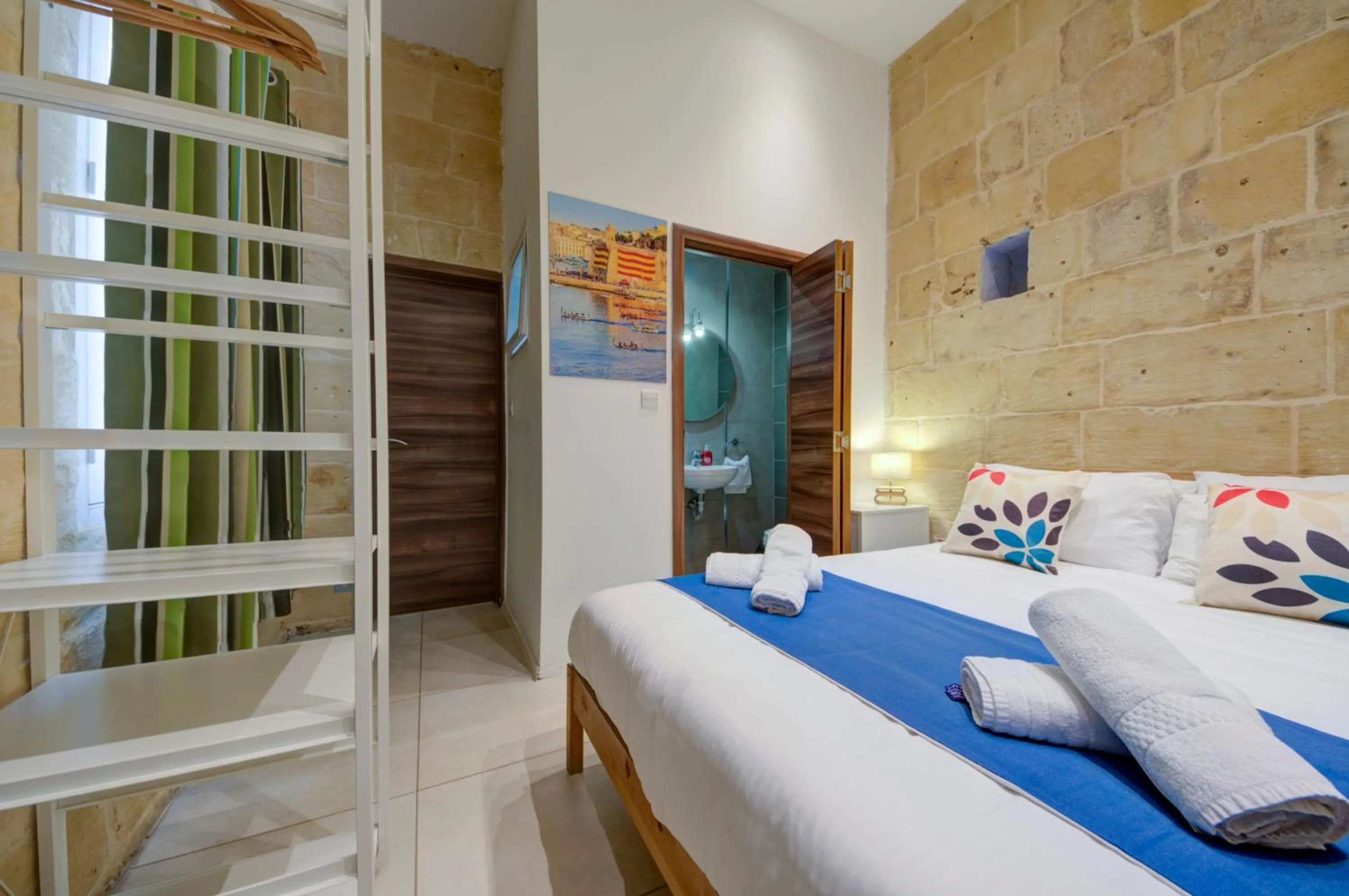 Bed in Tritoni Harbour suites - Valletta