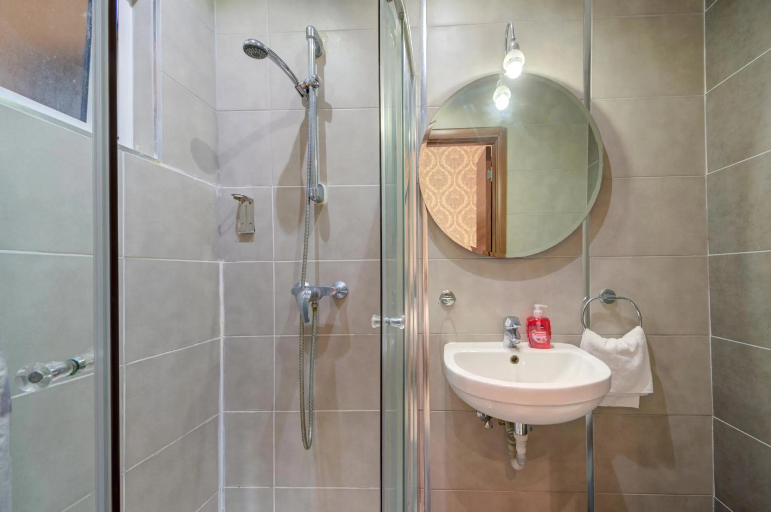 Shower in Tritoni Harbour suites - Valletta