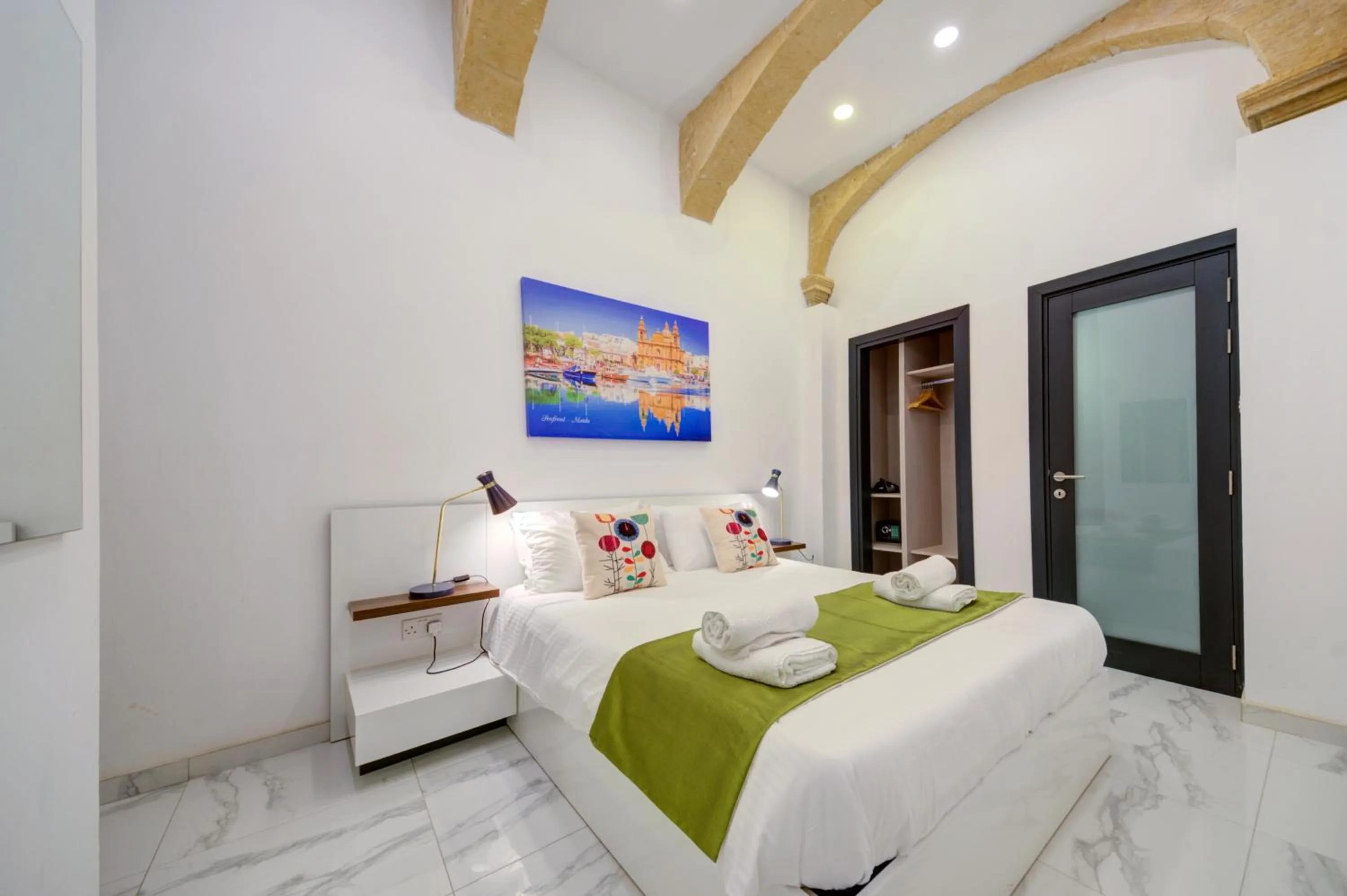 Bed in Tritoni Harbour suites - Valletta