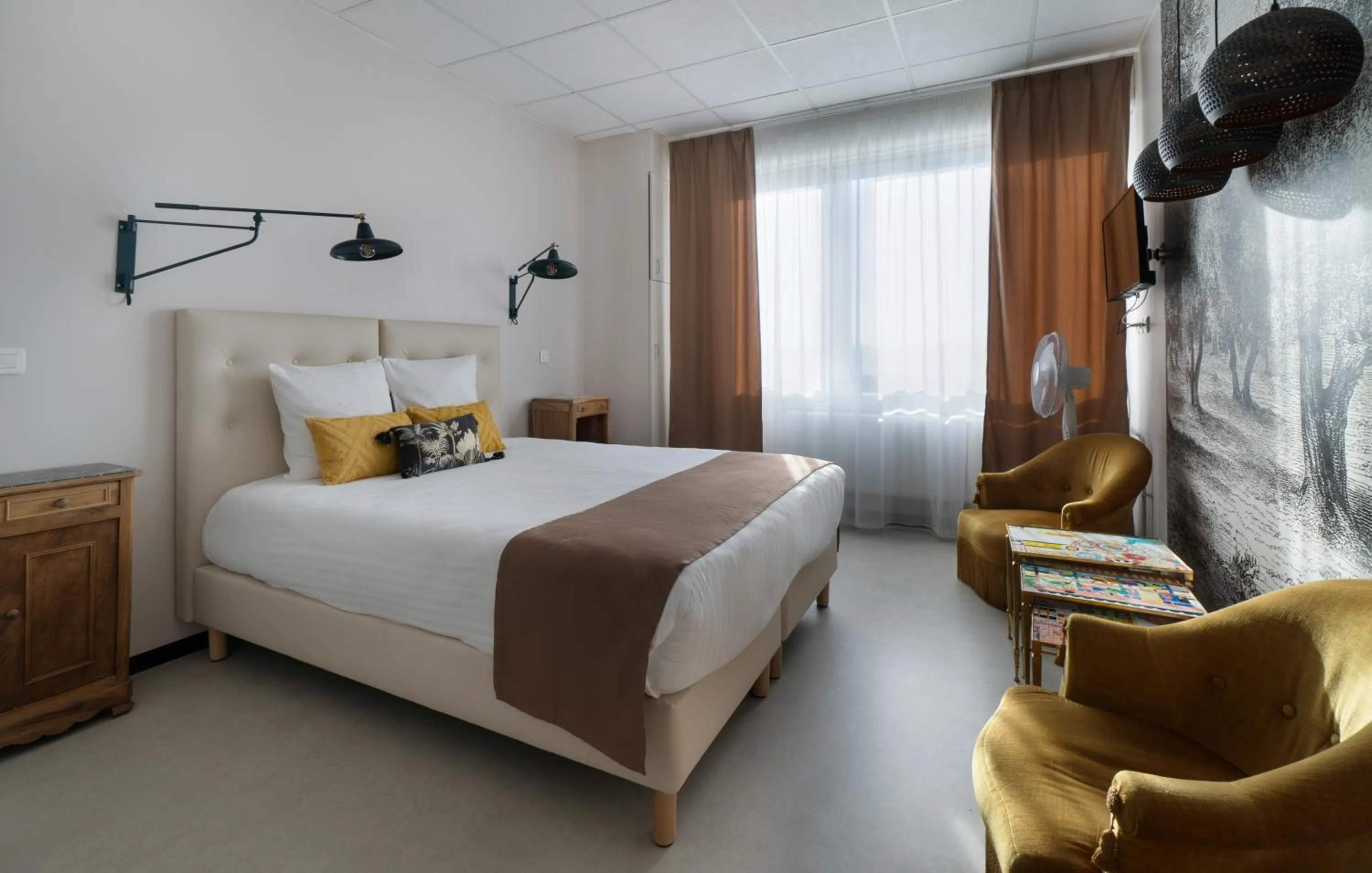 Photo of the whole room, Bed in Hôtel Le Grand Barnum