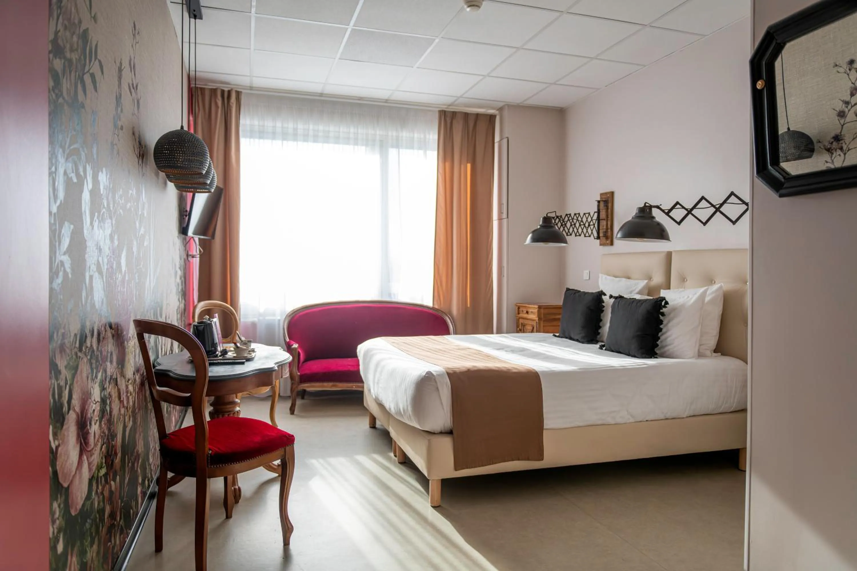 Photo of the whole room, Bed in Hôtel Le Grand Barnum