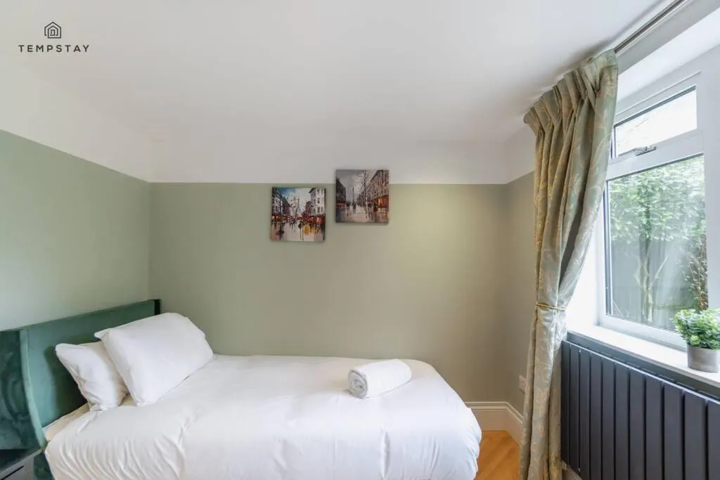 Bed in STYLISH HOME WITH FREE PARKING - 10 MINS TO LEGOLAND!