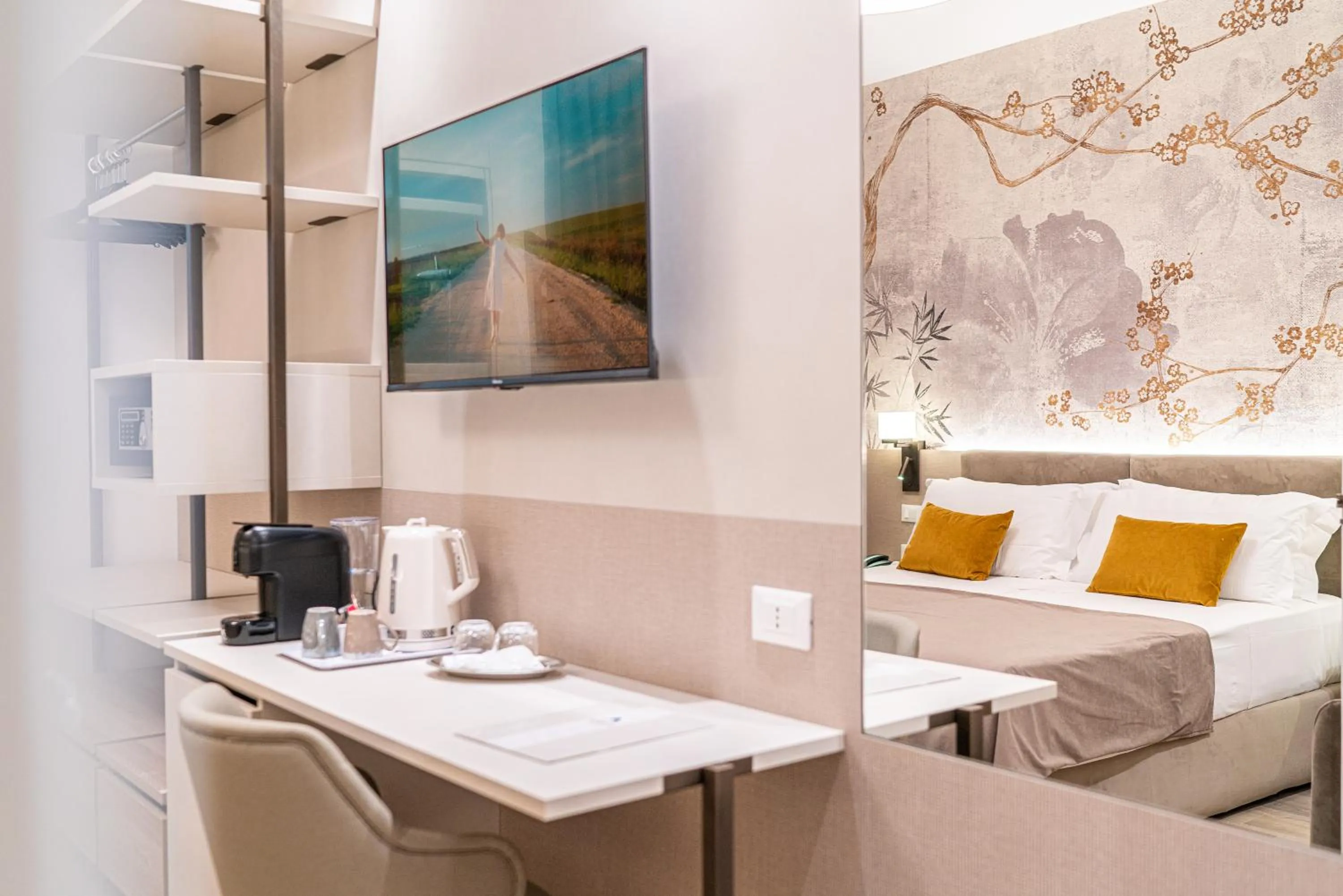 Property building, Bed in Hotel Excelsior