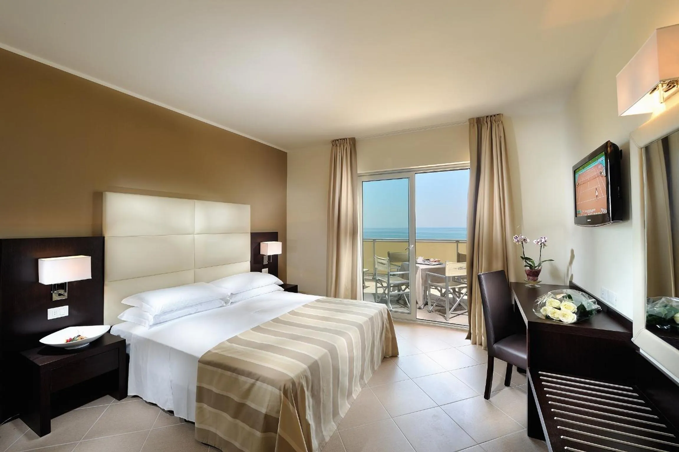 Balcony/Terrace, Bed in Hotel Excelsior