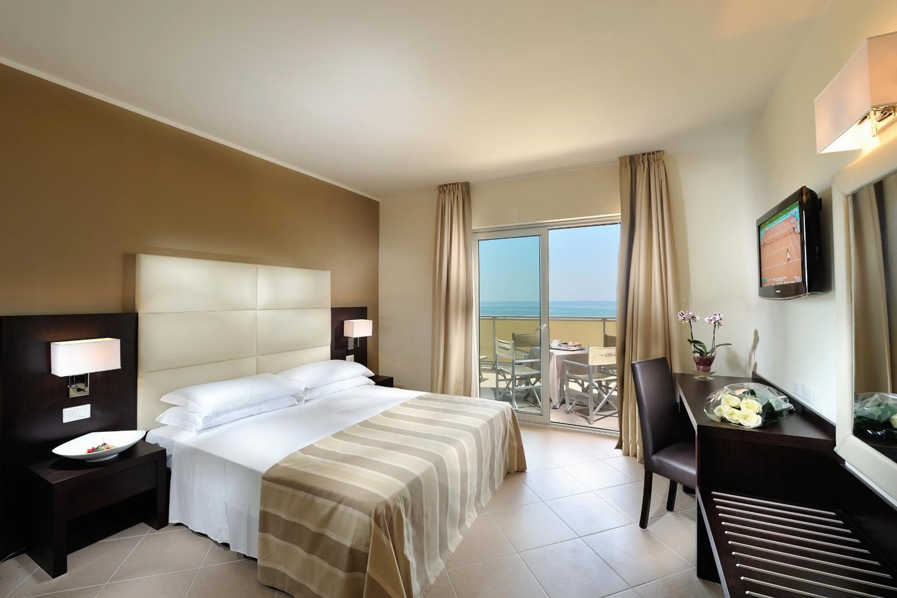 Property building, Bed in Hotel Excelsior