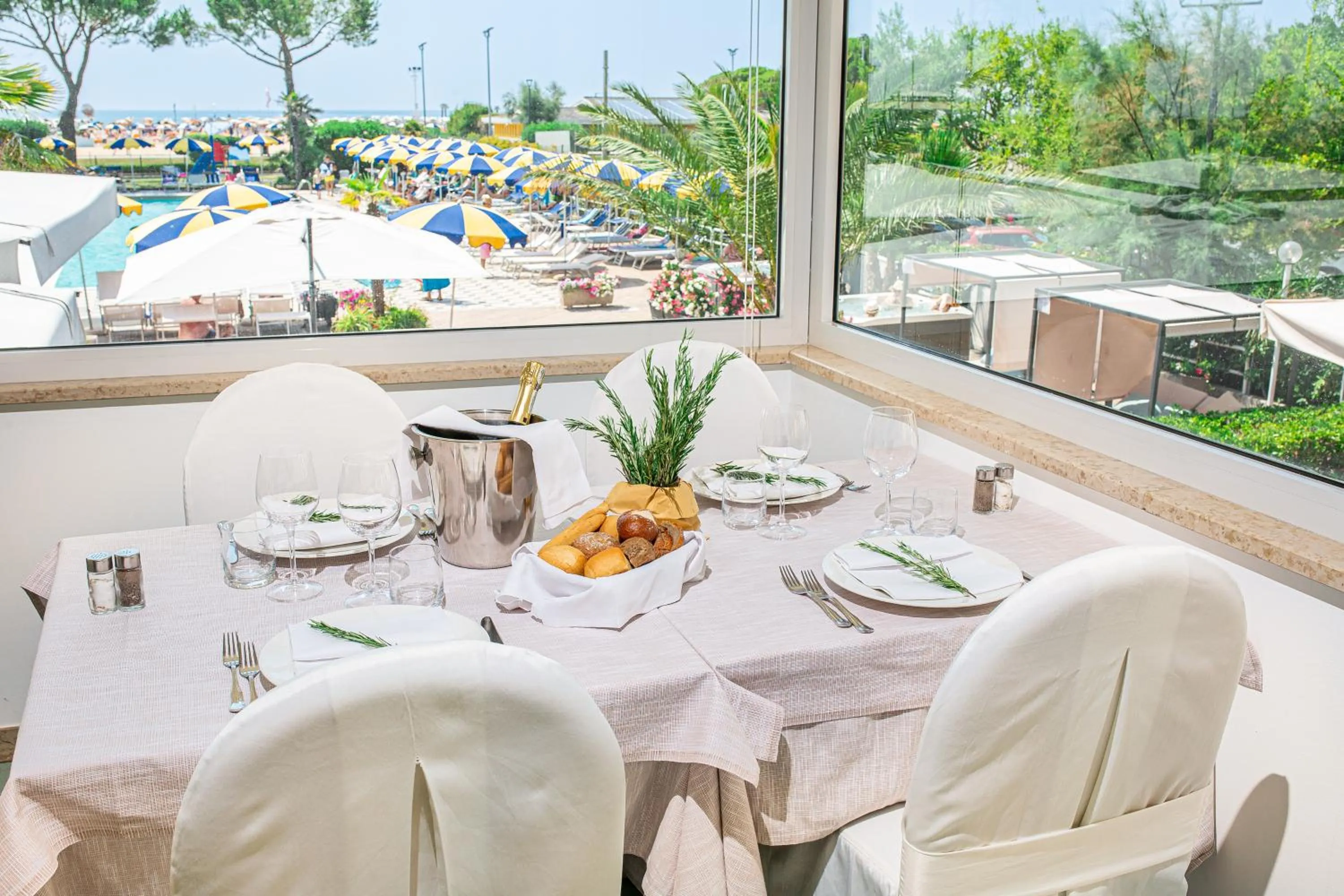 Restaurant/places to eat in Hotel Bellevue