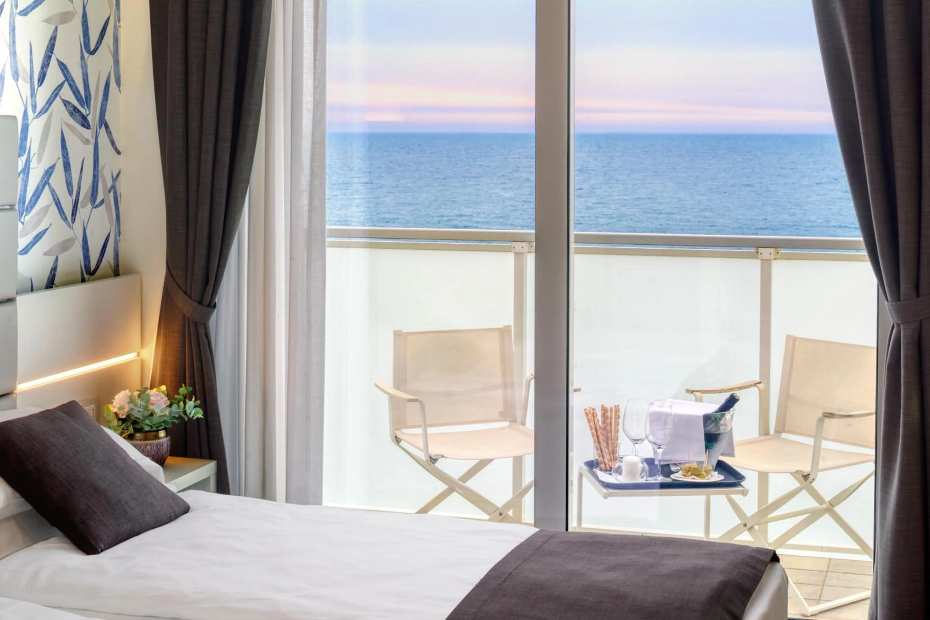 View (from property/room), Bed in Hotel Astoria