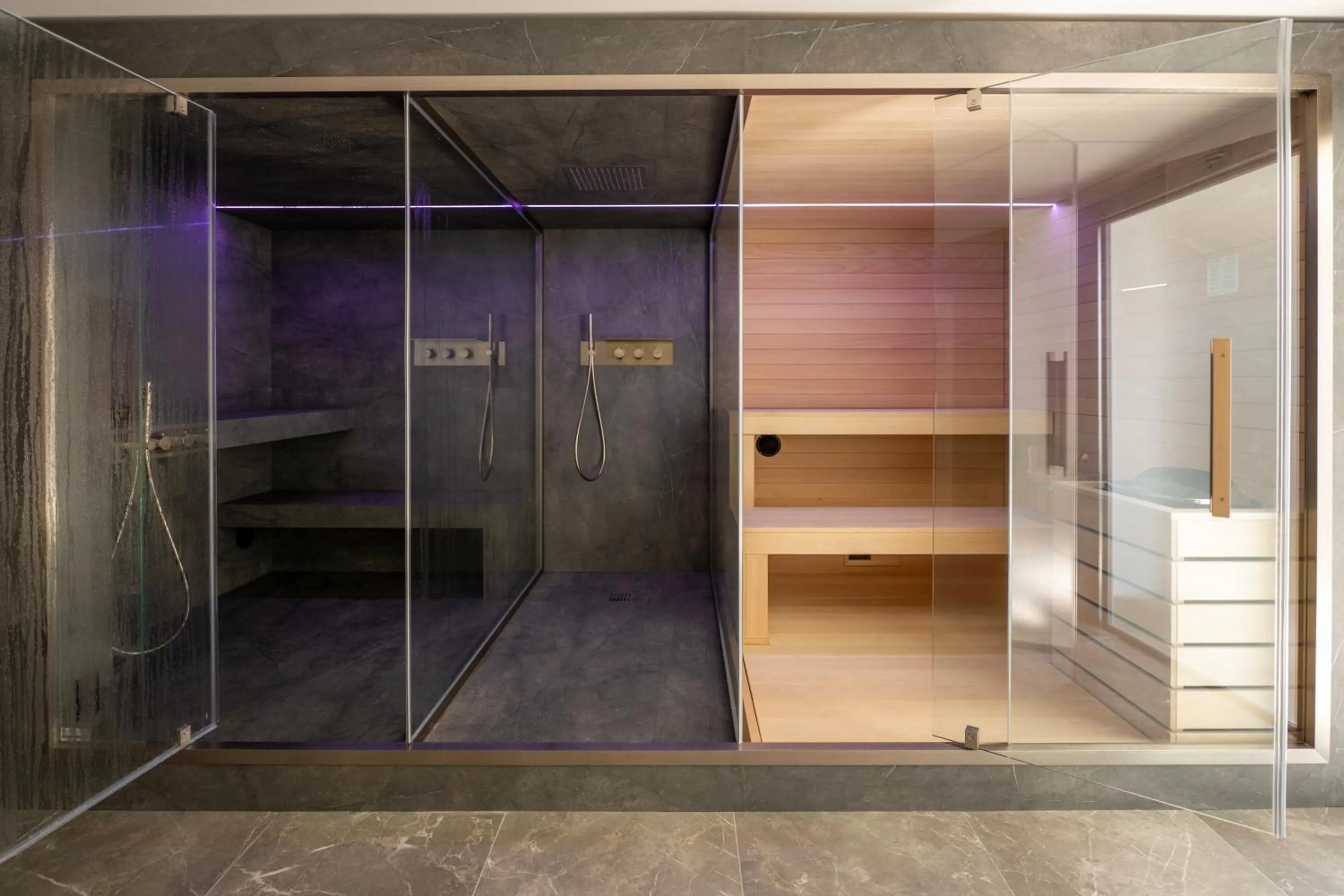 Shower in Hotel Astoria