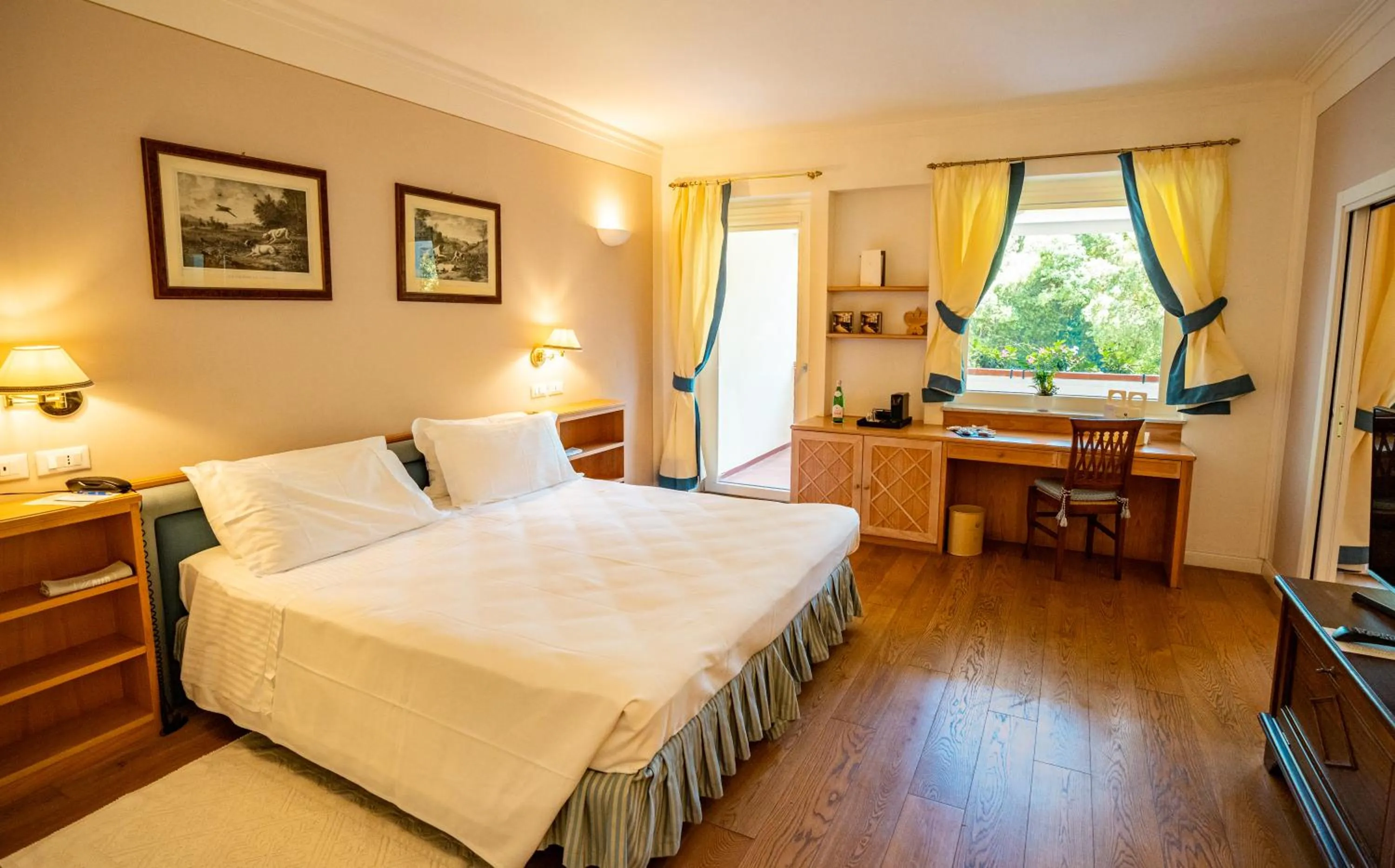 Photo of the whole room, Bed in Gallia Palace Hotel - Relais & Châteaux