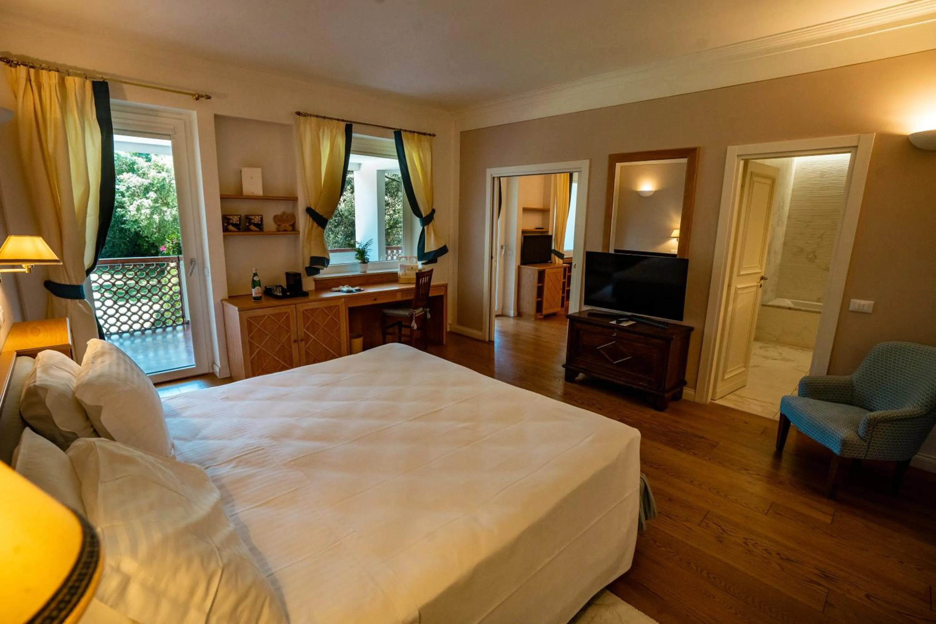 Photo of the whole room, Bed in Gallia Palace Hotel - Relais & Châteaux