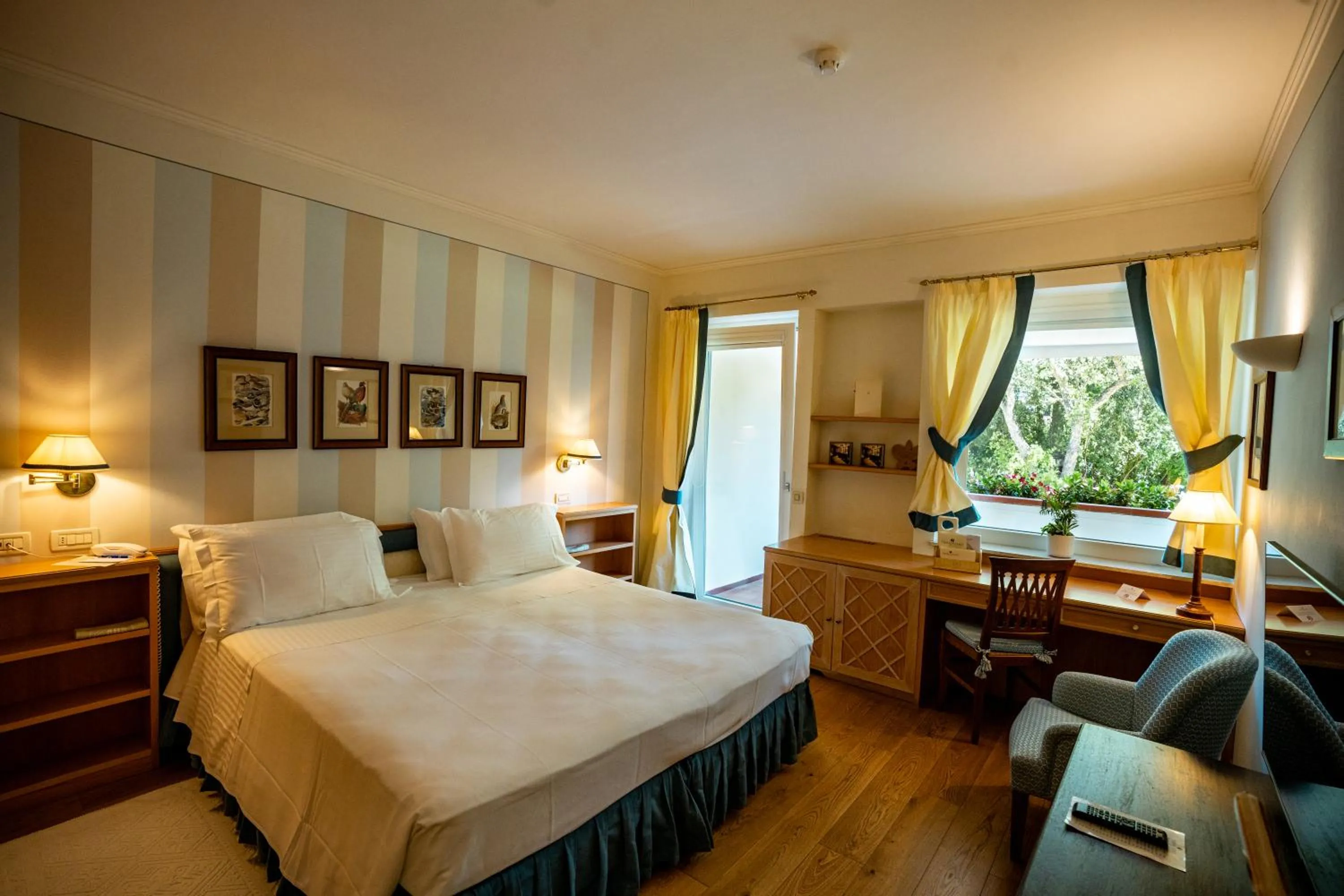 Photo of the whole room, Bed in Gallia Palace Hotel - Relais & Châteaux