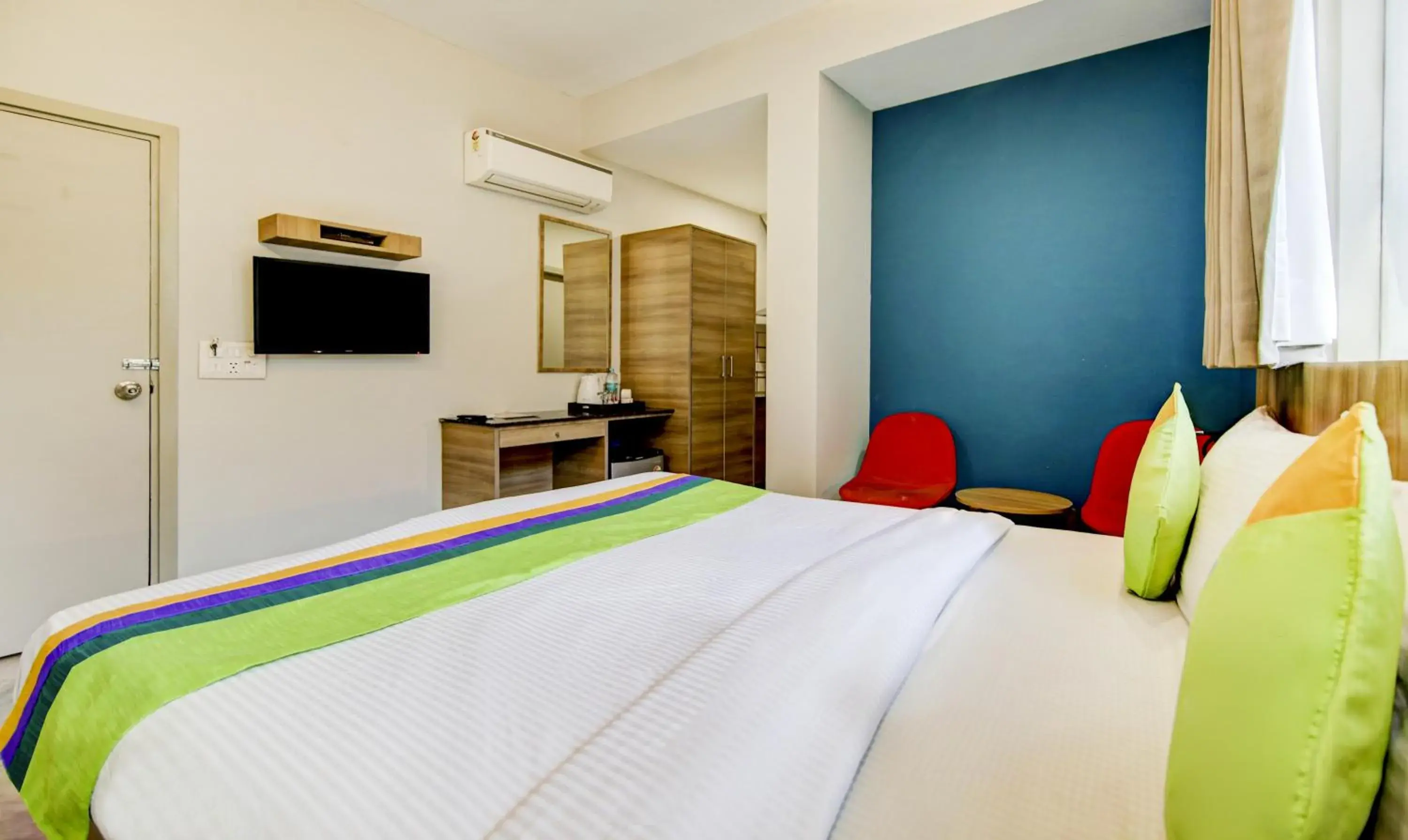 Bedroom, Bed in Treebo Mall View, DLF Phase II Bedroom, Bed in Treebo Mall View, DLF Phase II