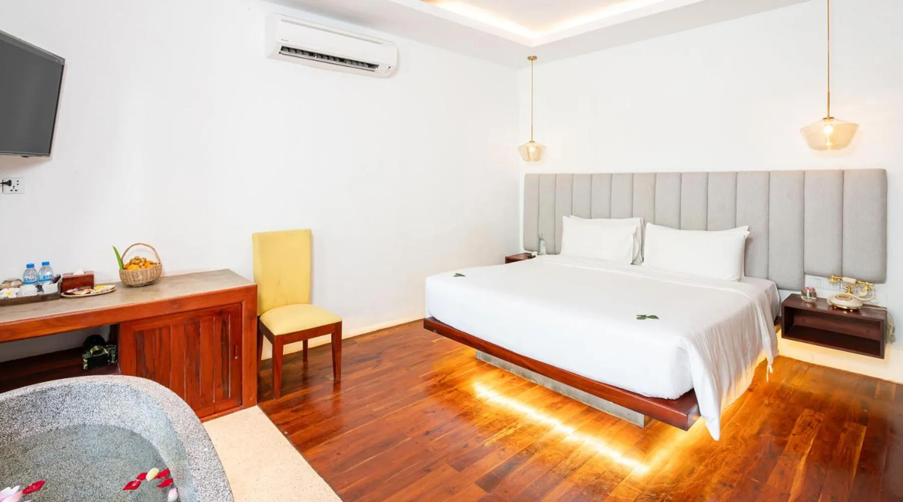 Communal lounge/ TV room, Bed in Victoria Central Residence