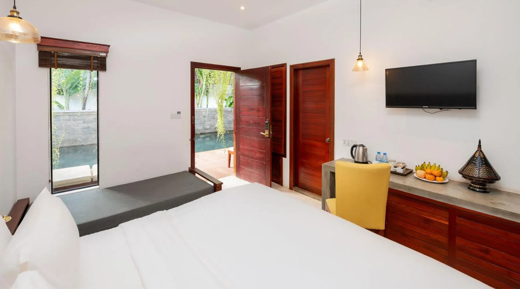 Communal lounge/ TV room, Bed in Victoria Central Residence