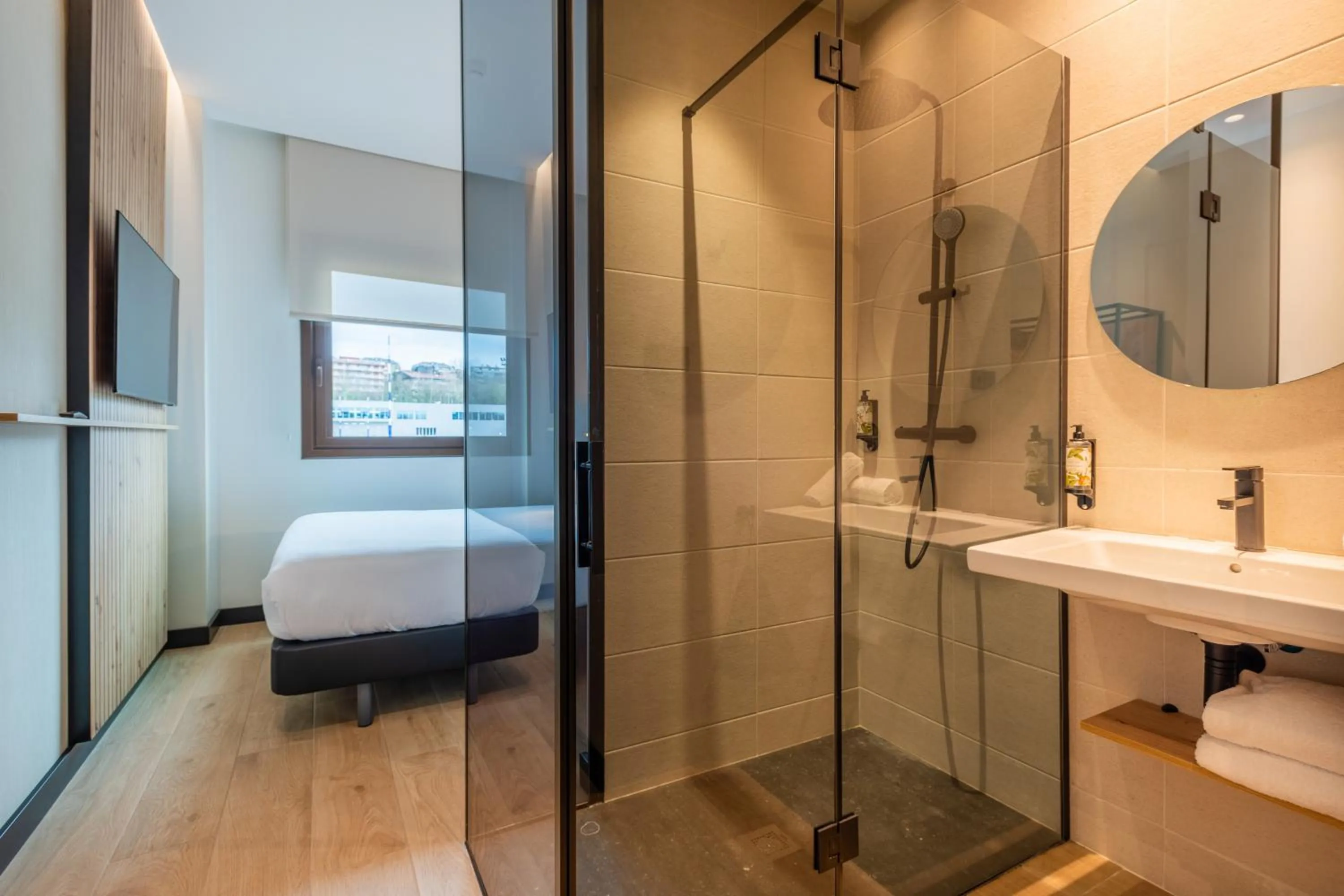 Bathroom, Bed in Leonardo Hotel San Sebastián