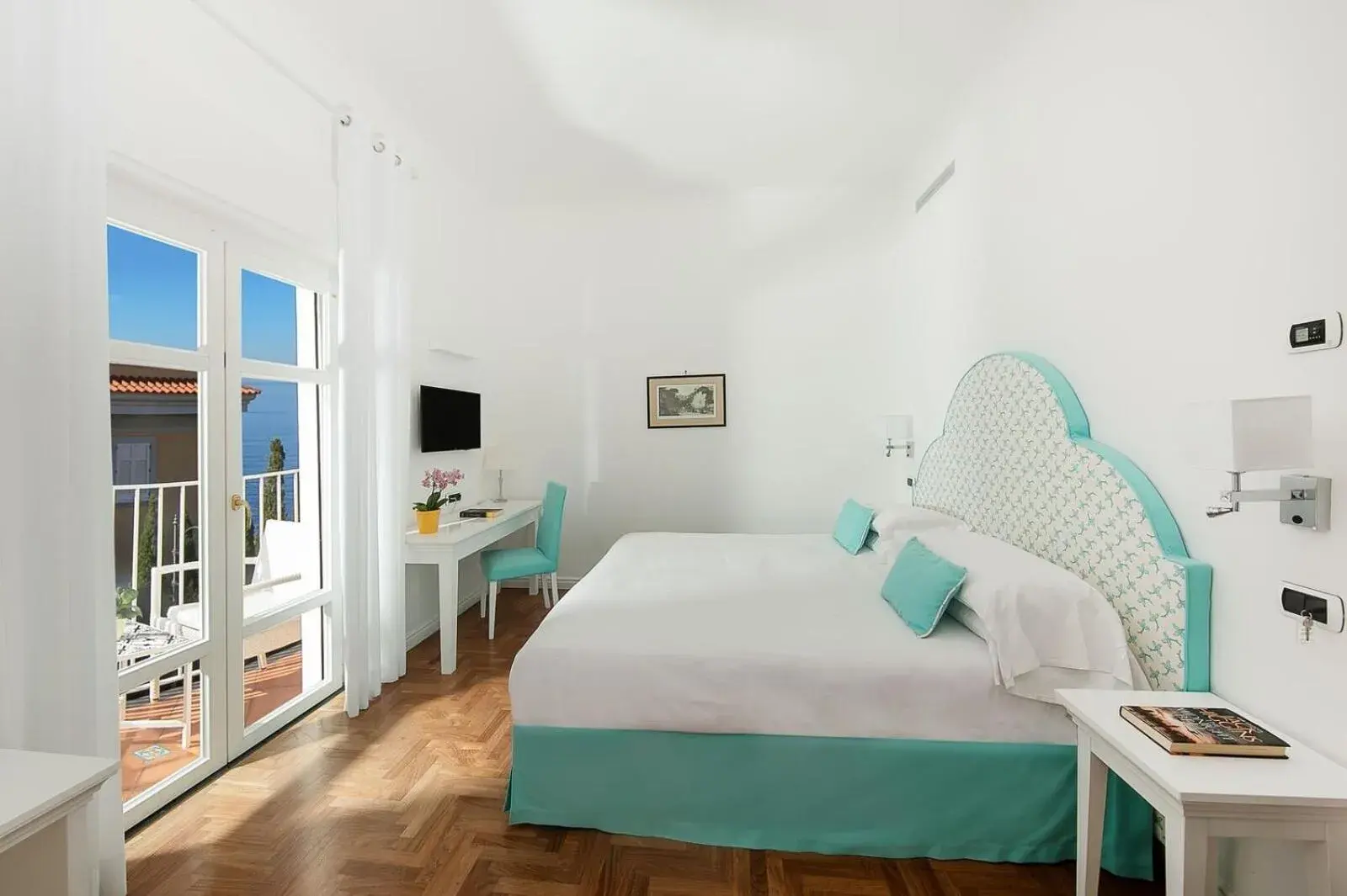 Superior Double Room with Balcony and Partial Sea View in Hotel Villa Garden Superior Double Room with Balcony and Partial Sea View in Hotel Villa Garden