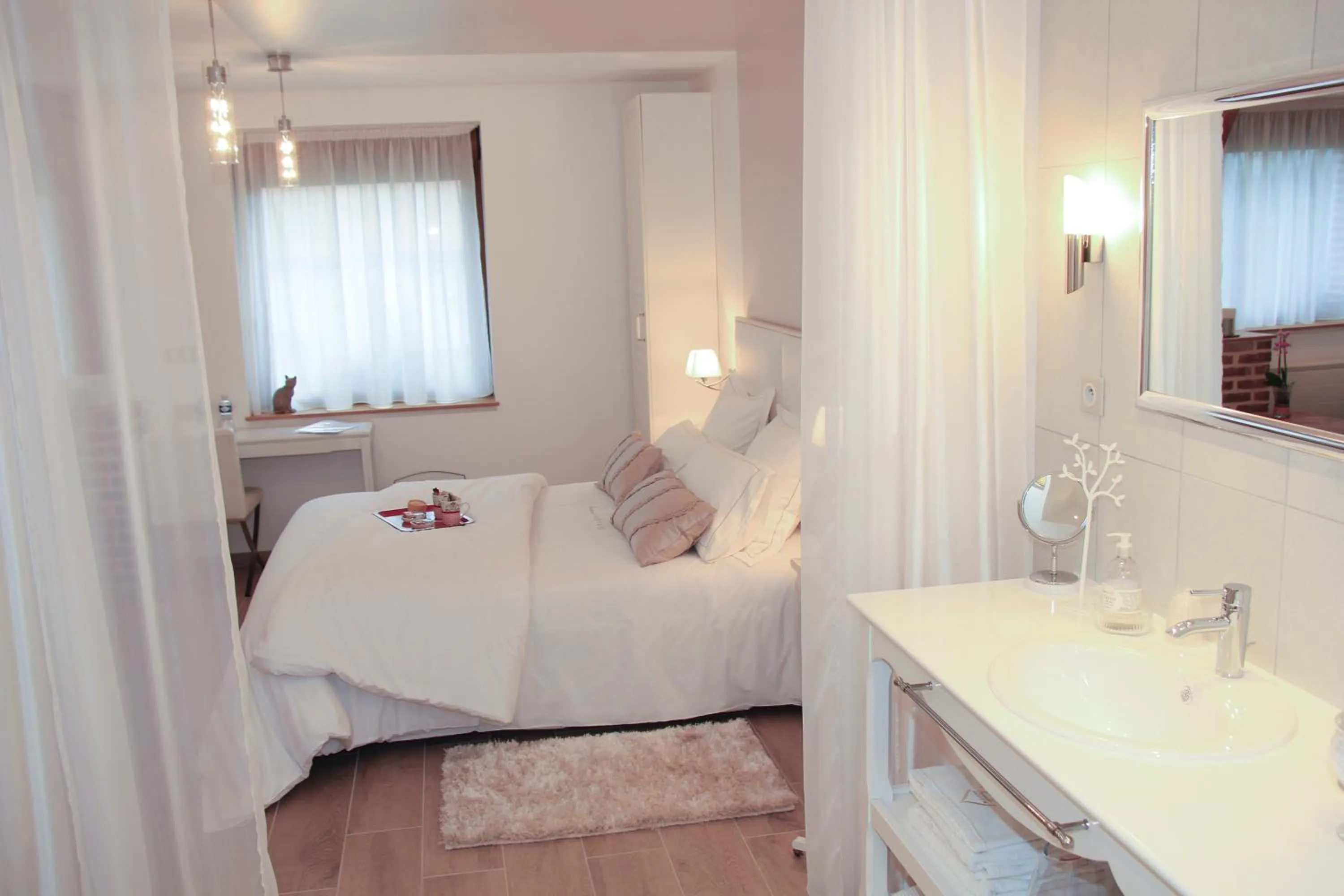 Bedroom, Bed in Au Coeur Des Hôtes