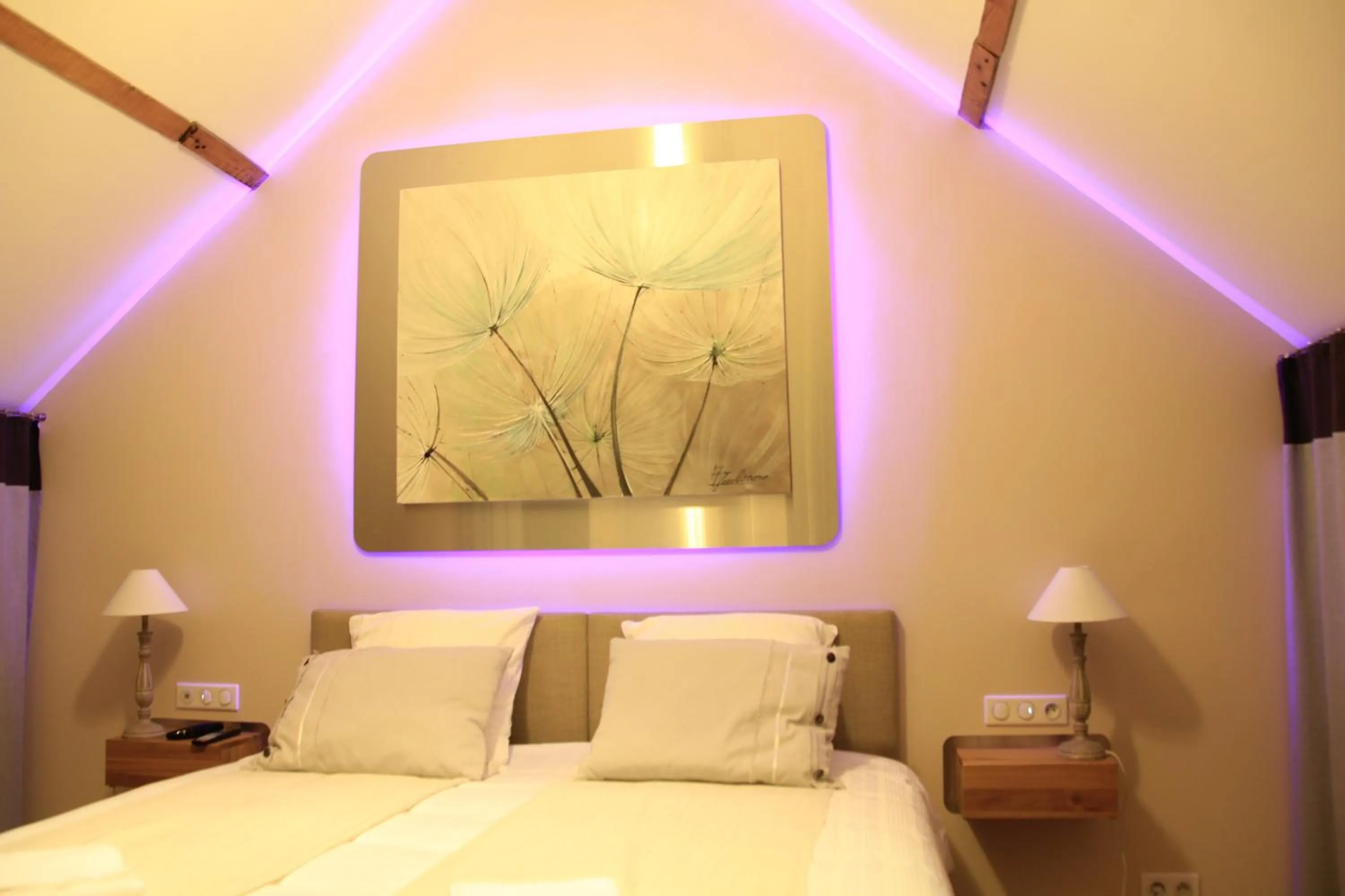 Photo of the whole room, Bed in Au Coeur Des Hôtes