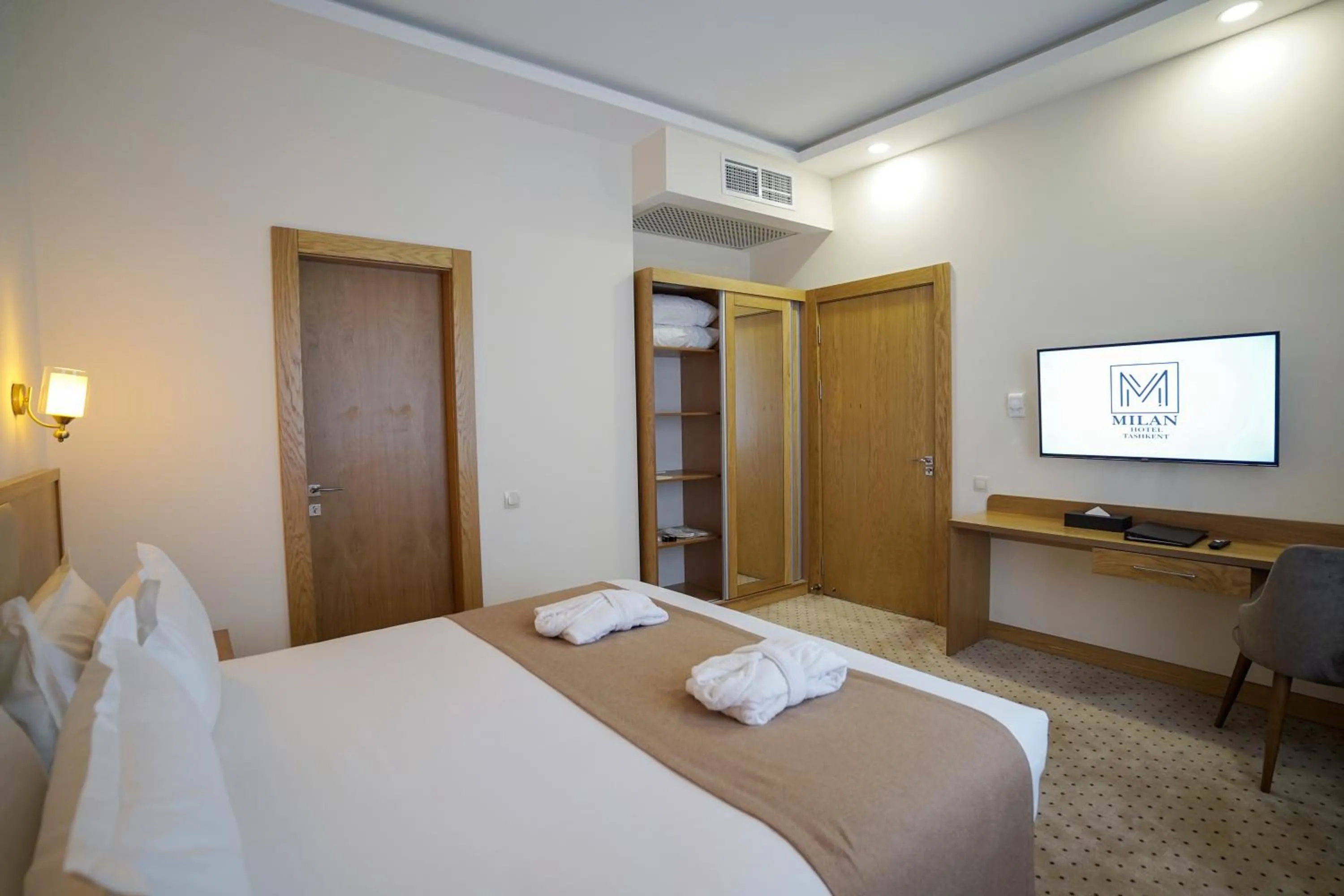 Photo of the whole room, Bed in Milan Hotel