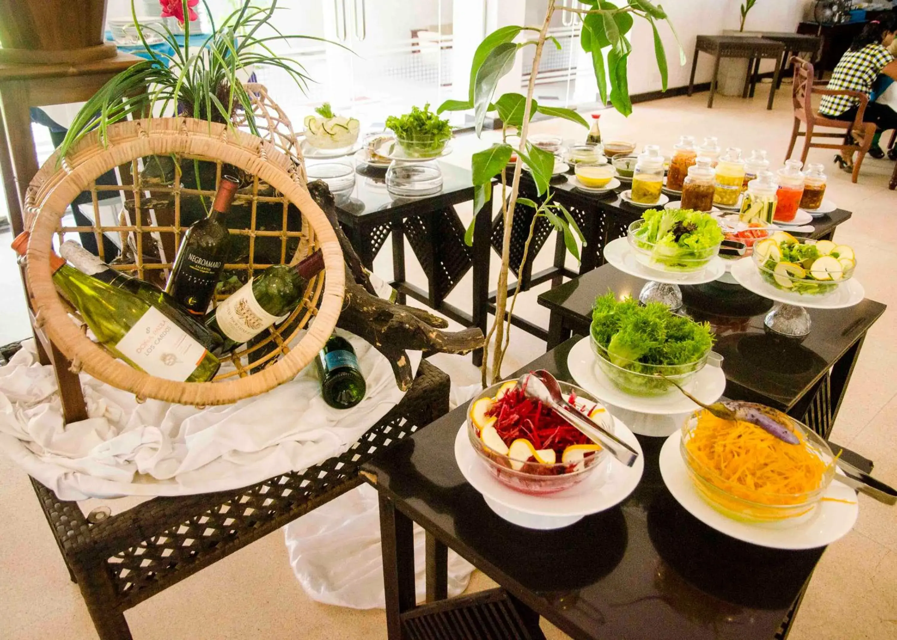 Food and drinks in Catamaran Beach Hotel Food and drinks in Catamaran Beach Hotel