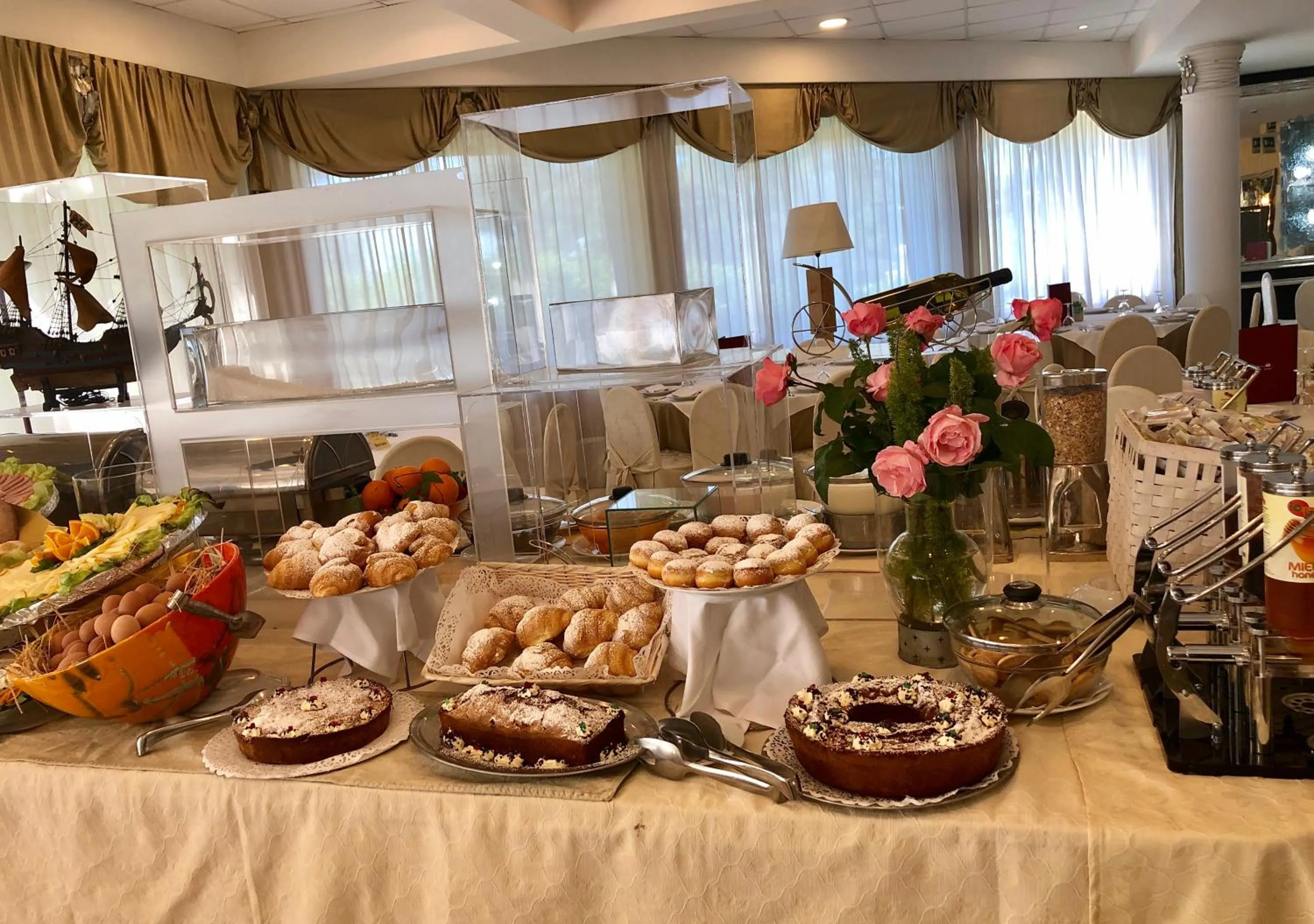 Continental breakfast in Domizia Palace Hotel