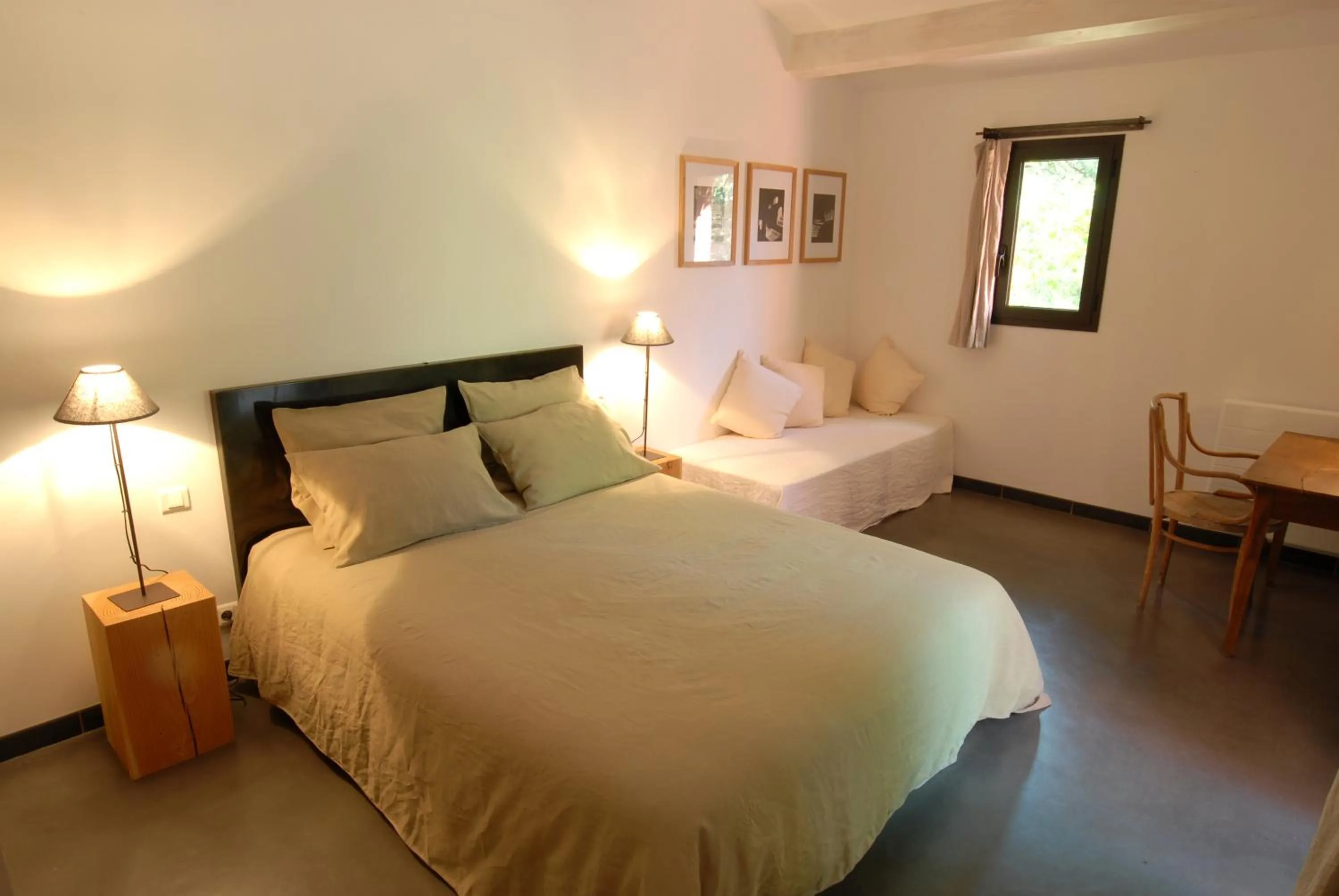 Bedroom, Bed in Les Pierres Sauvages
