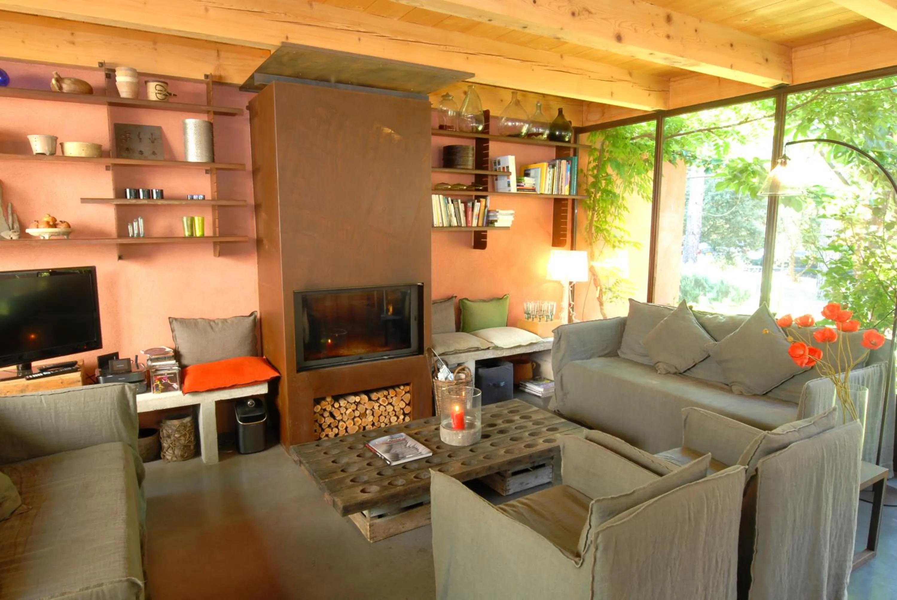 Communal lounge/ TV room in Les Pierres Sauvages
